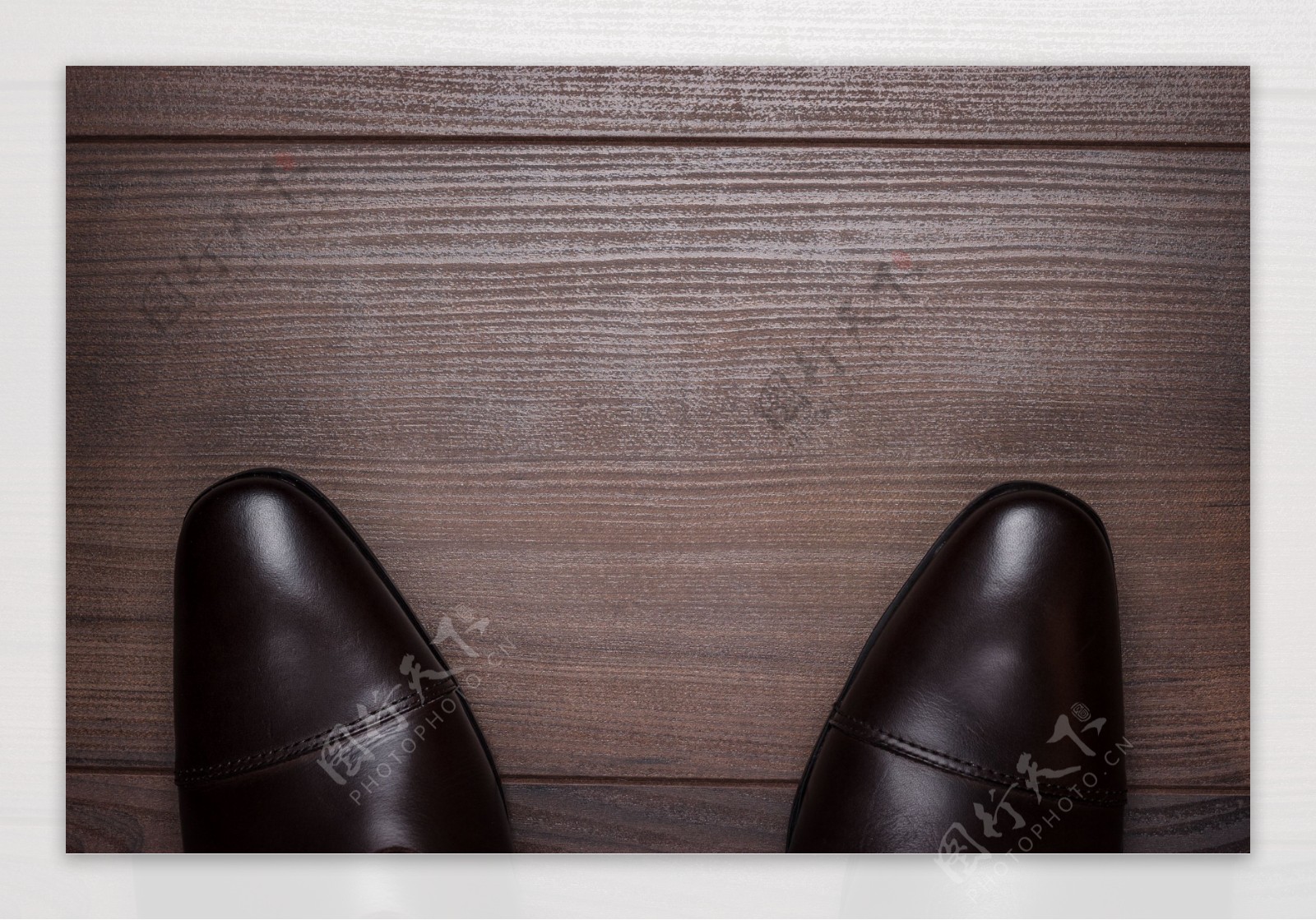 木板上的男皮鞋
