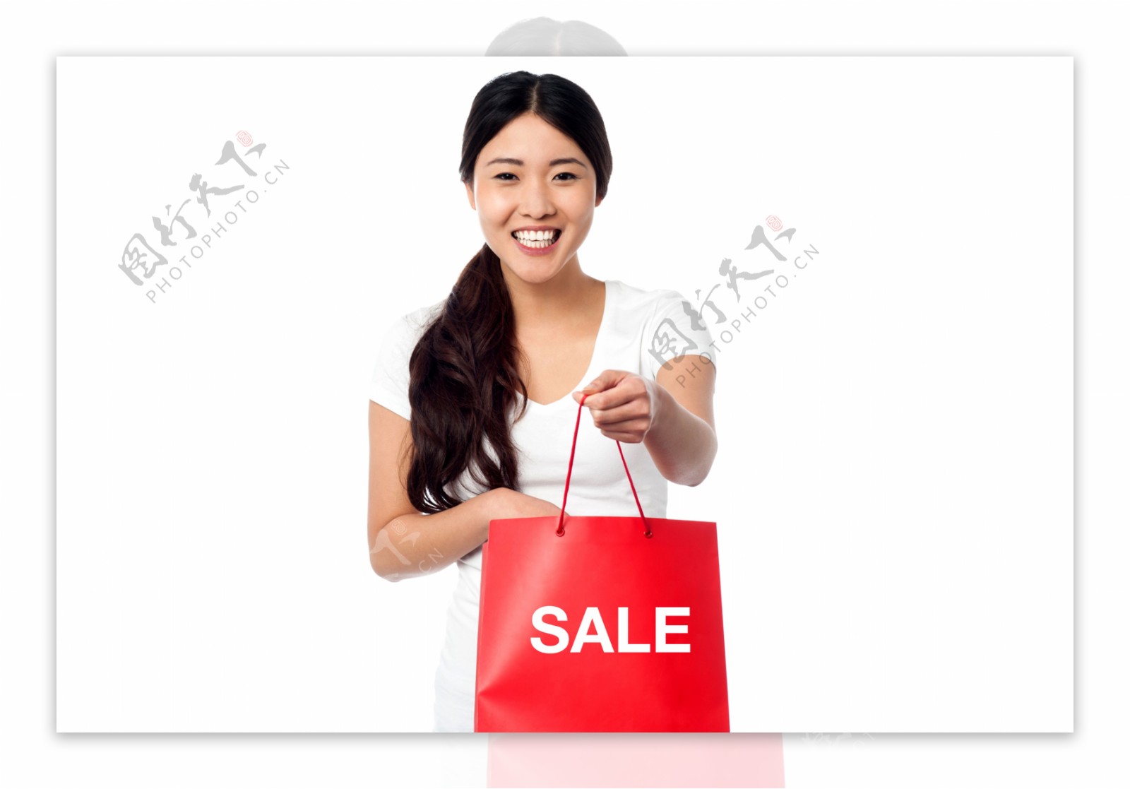 开心购物的亚洲女性图片
