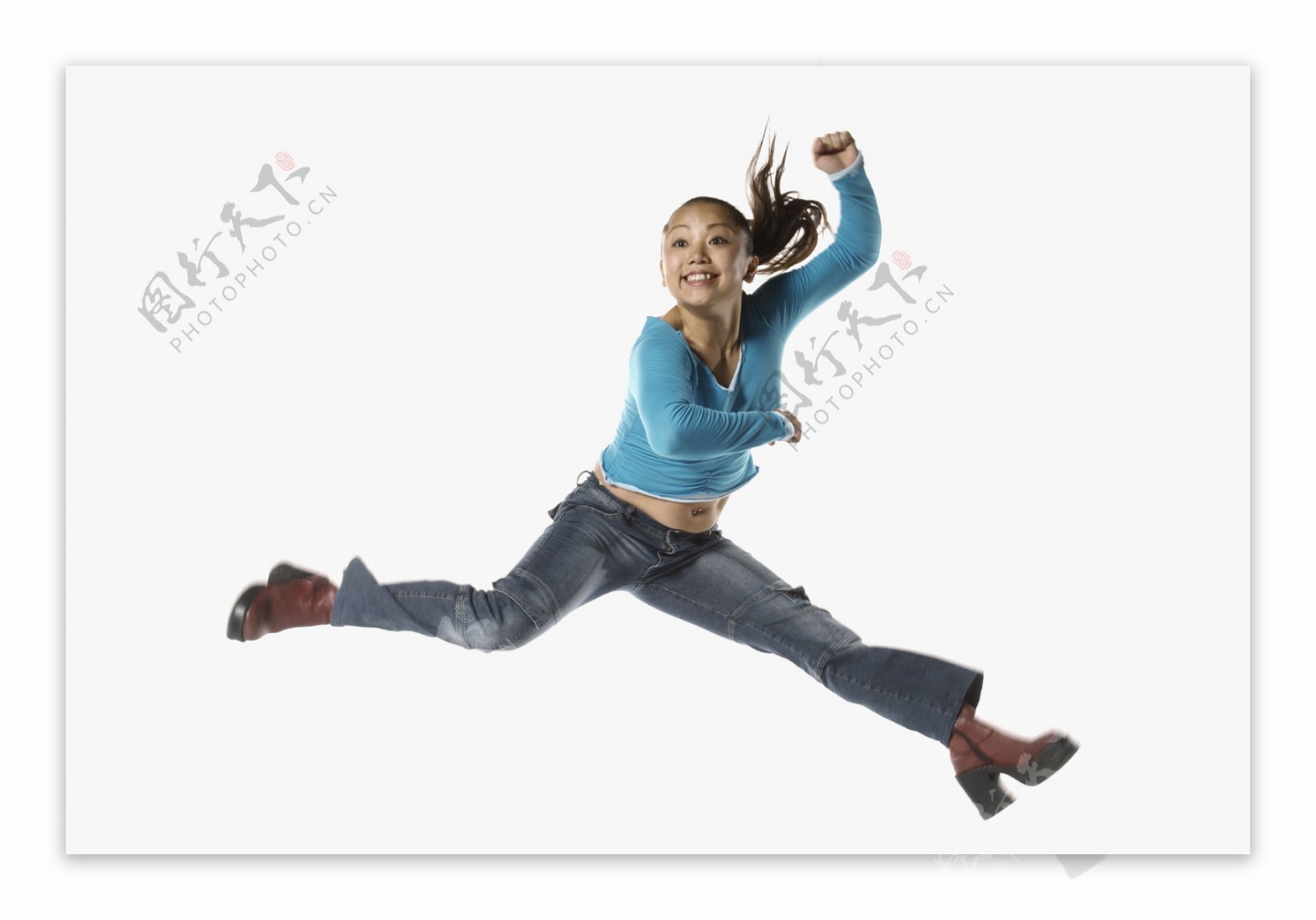腾空跳跃的时尚女青年舞者图片