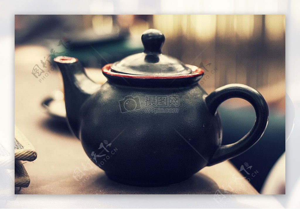 黑色陶瓷茶壶