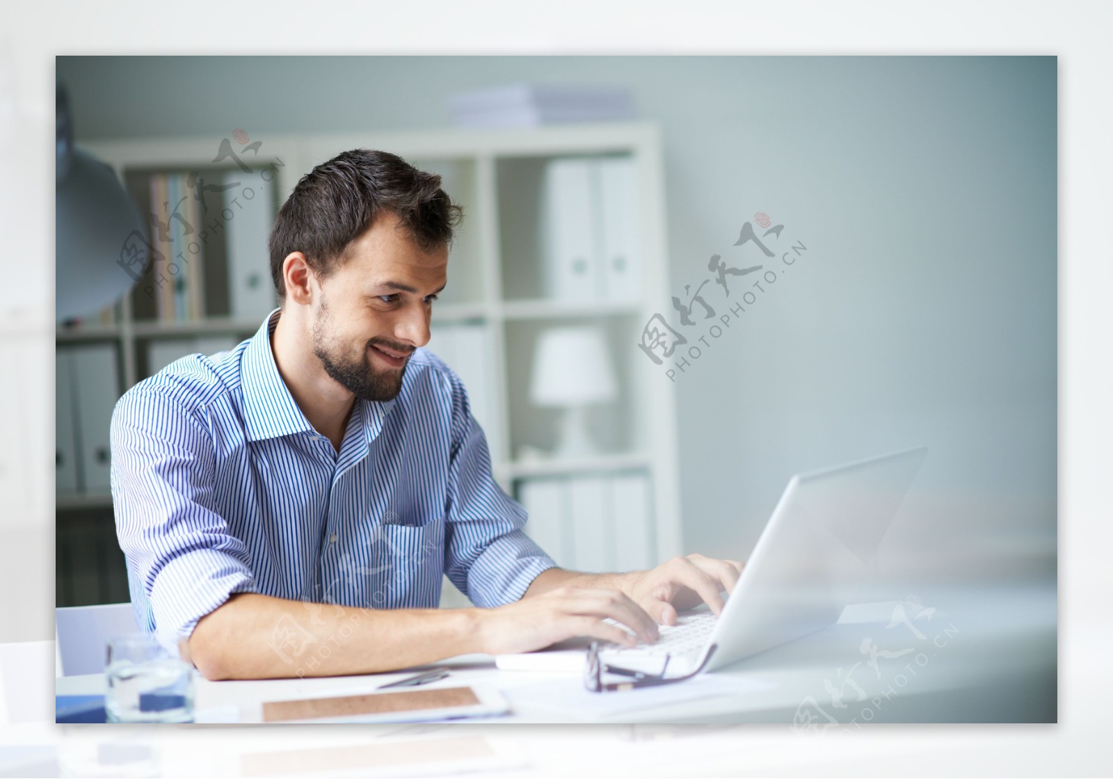 笔记本电脑办公的商务男士图片