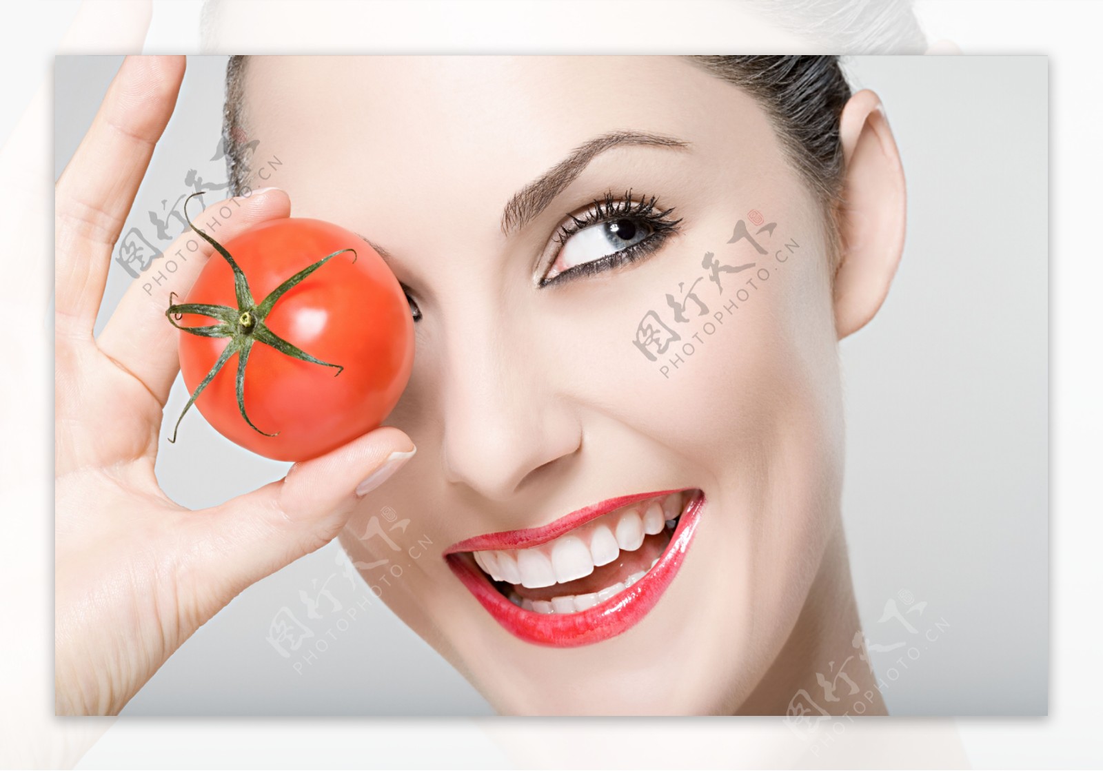 美女拿西红柿微笑图片