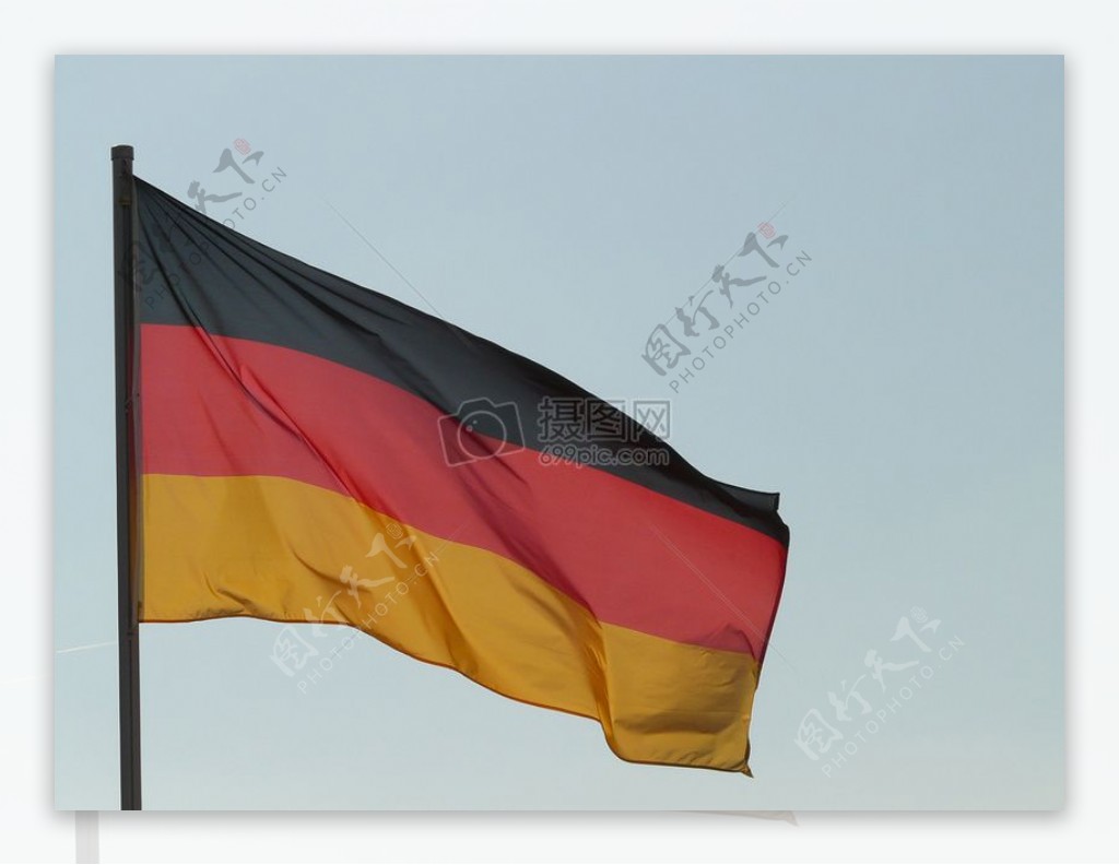 天空下的德国国旗