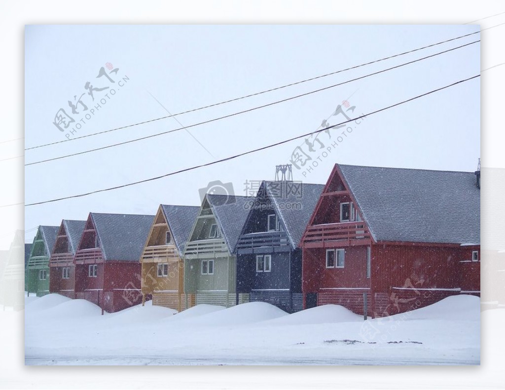 大雪下的彩色房子