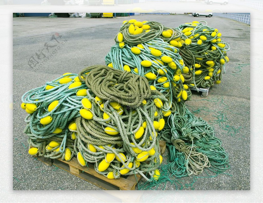 堆放整齐的渔网