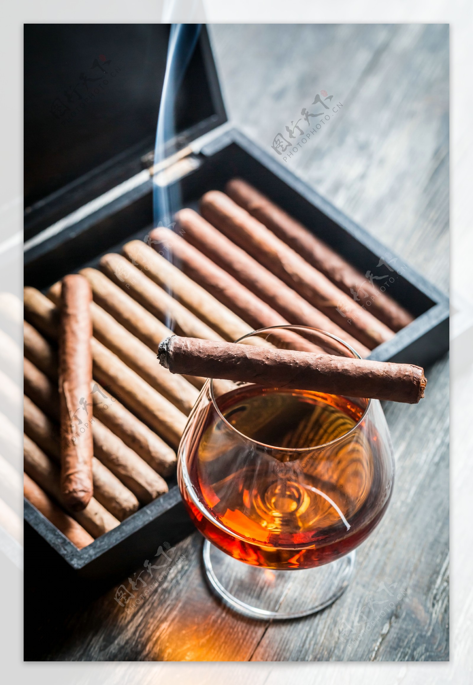 雪茄与威士忌图片