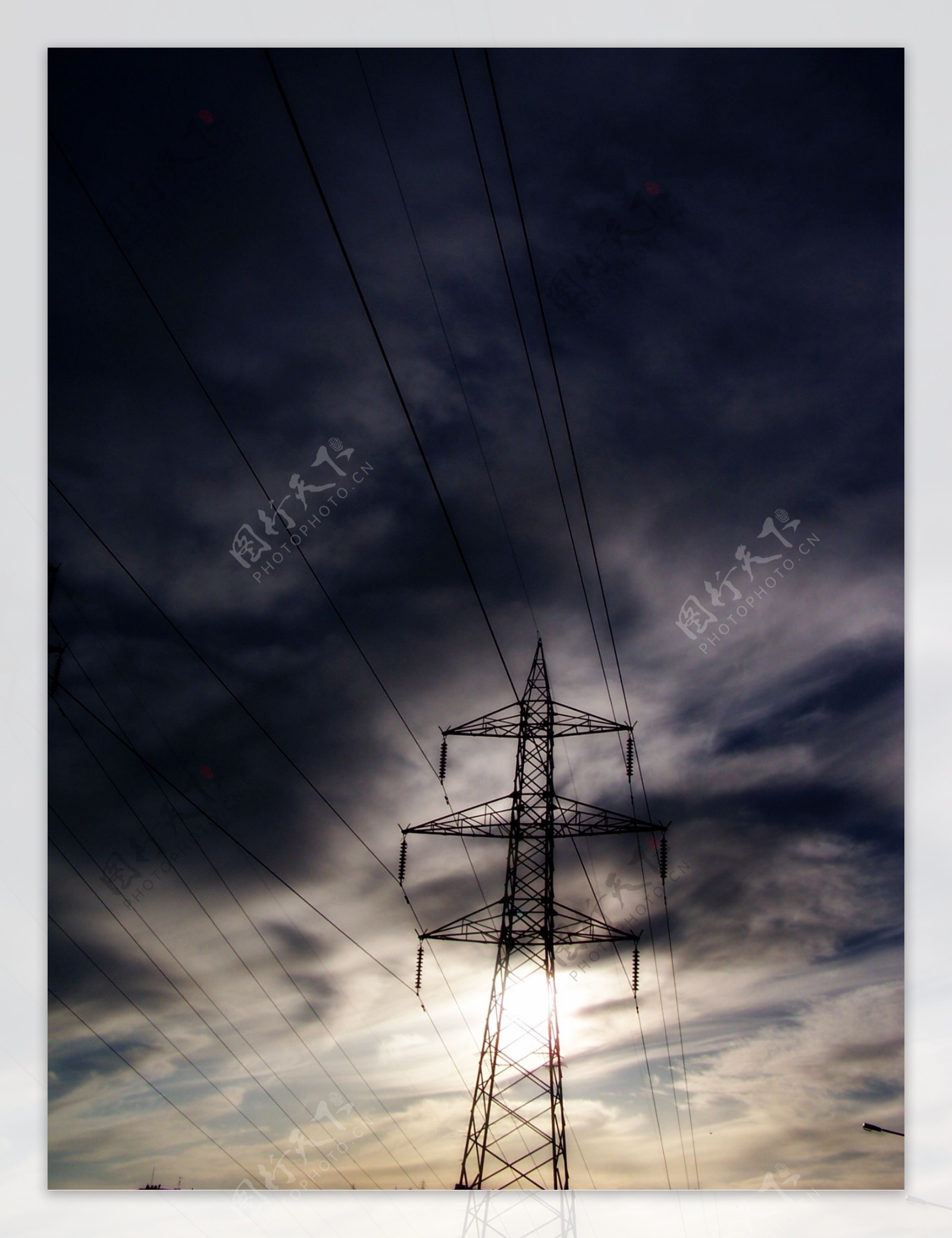 天空下的高压电线杆图片