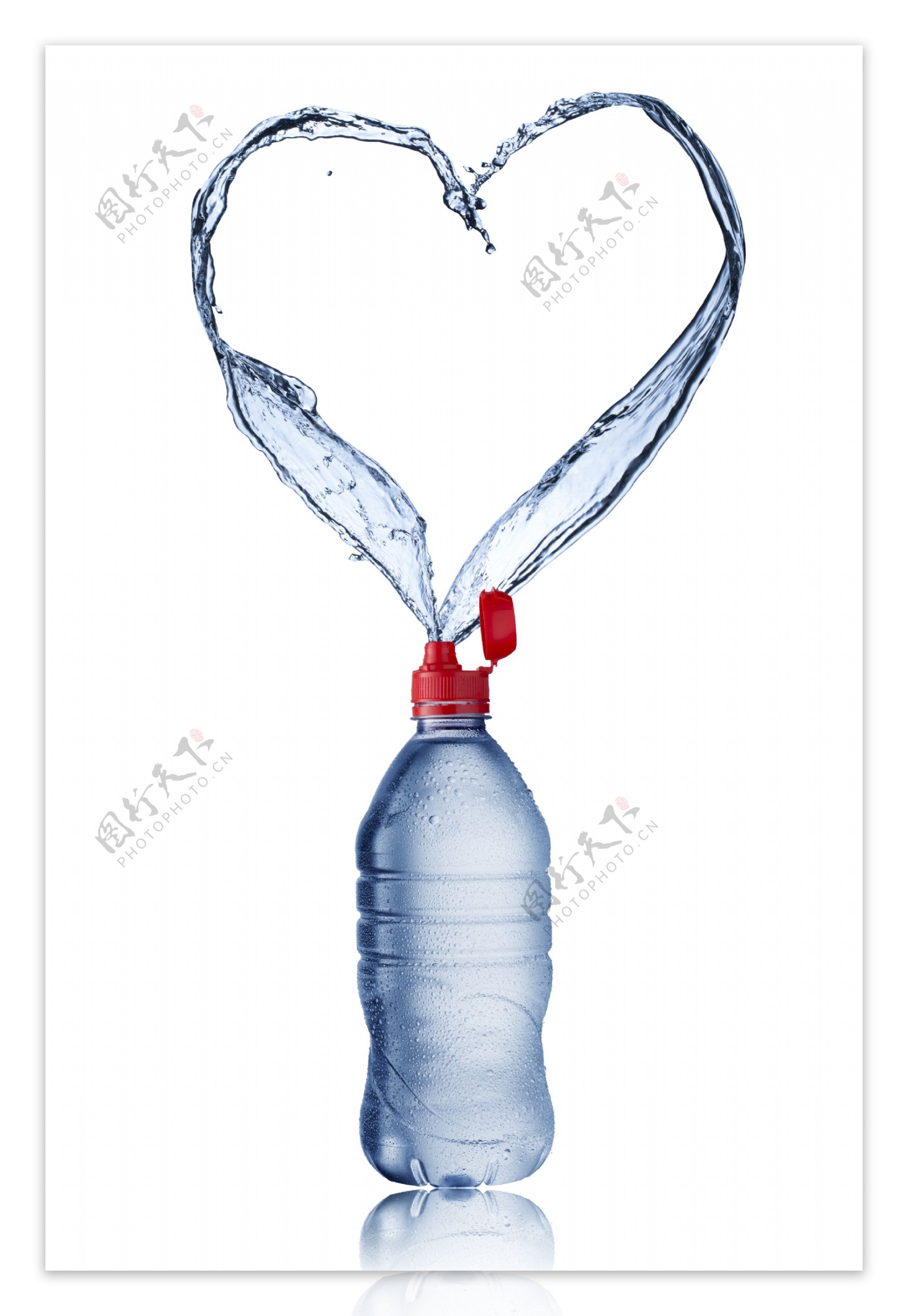 矿泉水瓶喷溅出的心形水花图片