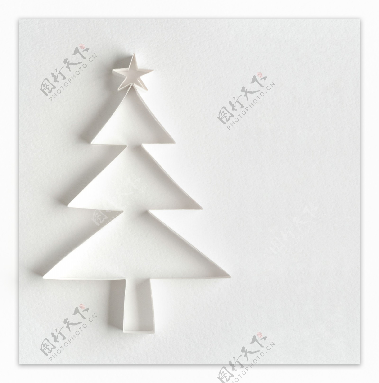 白色纸片圣诞树图片