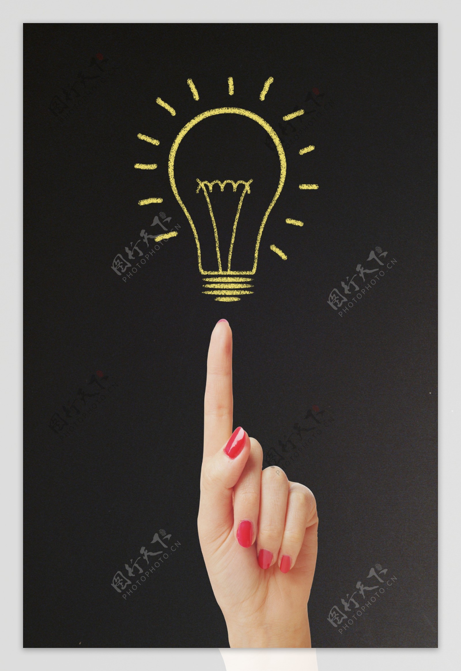 女性手指黑板上的灯泡图片
