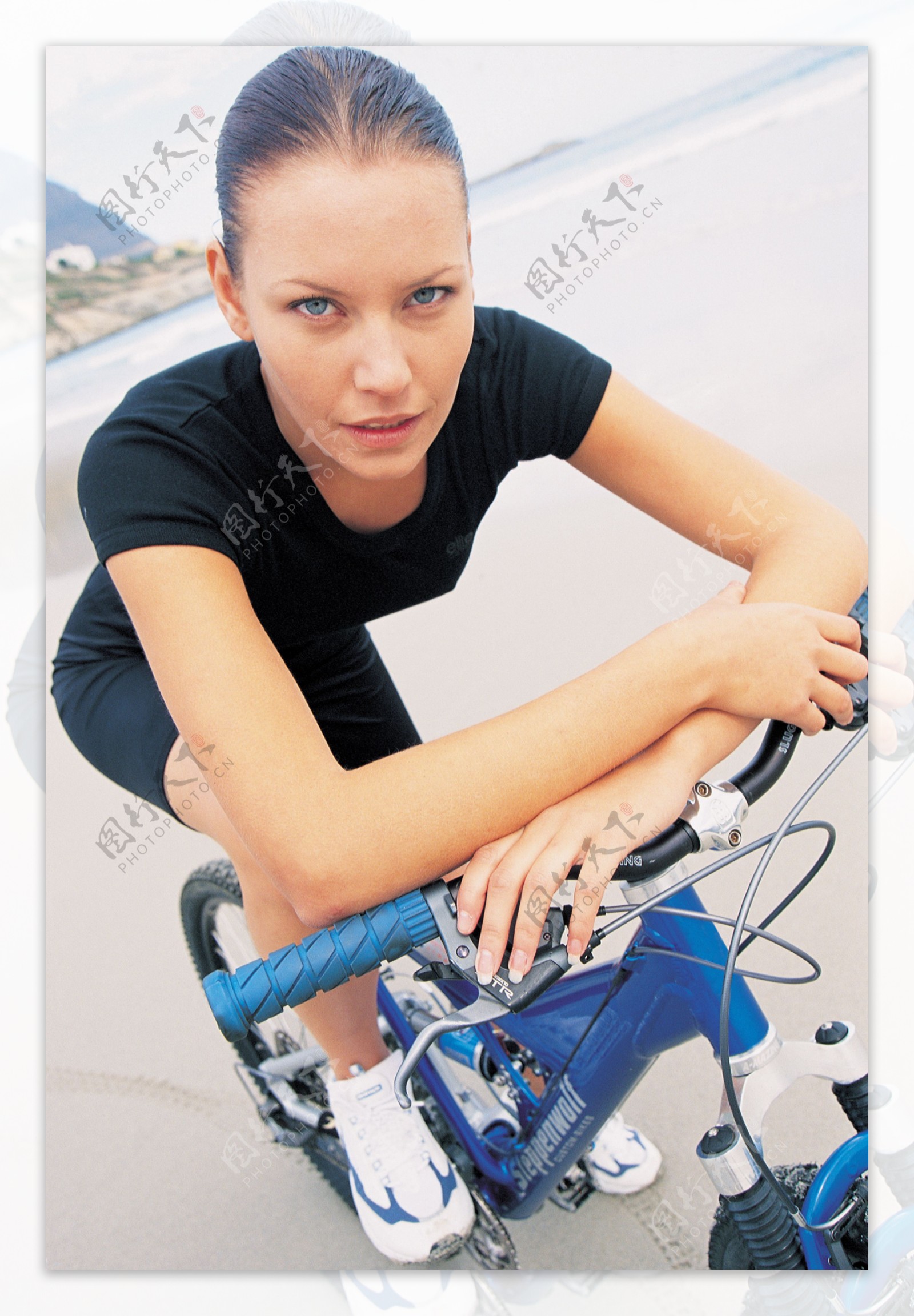 骑自行车的健身女性图片