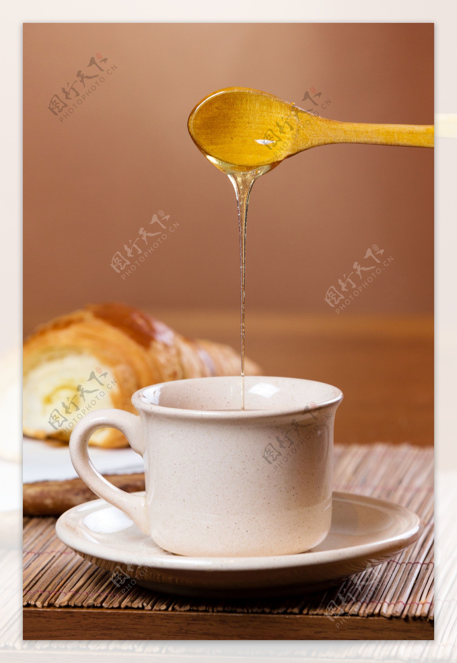 茶杯里的蜂蜜图片