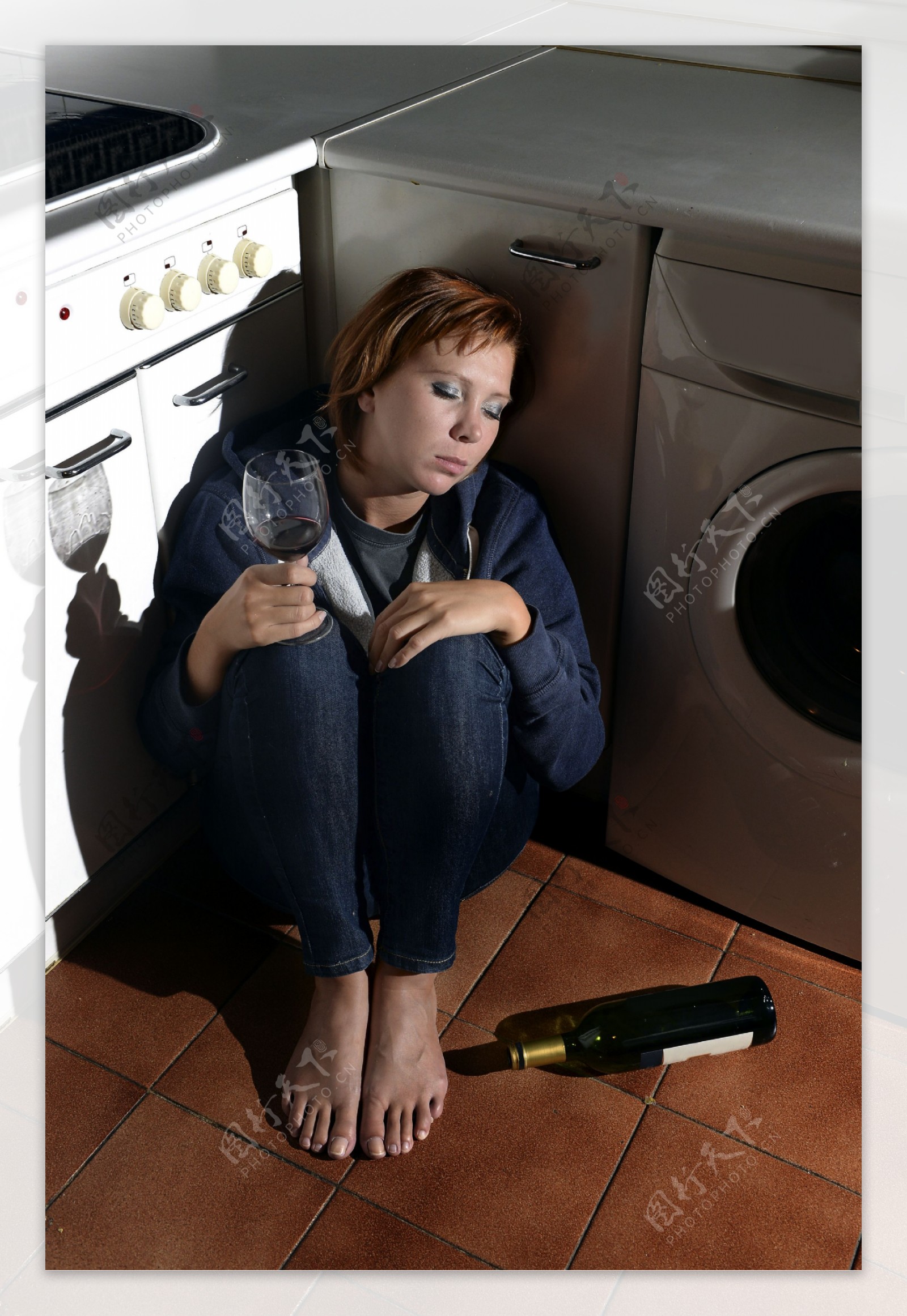 躲在洗衣机一角喝醉的女人图片