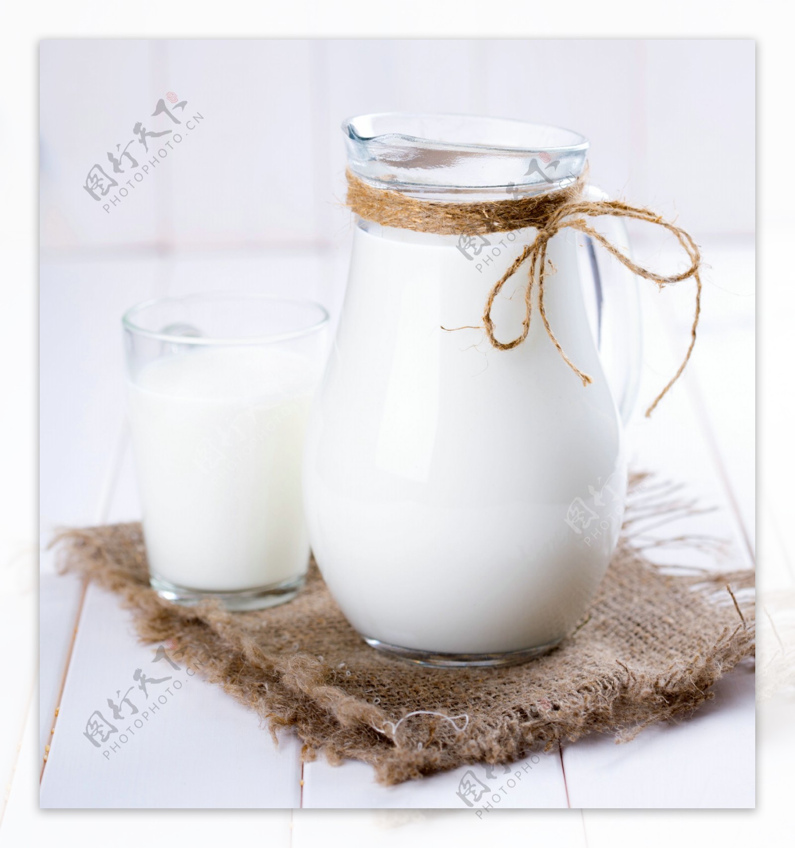 牛奶瓶与牛奶图片