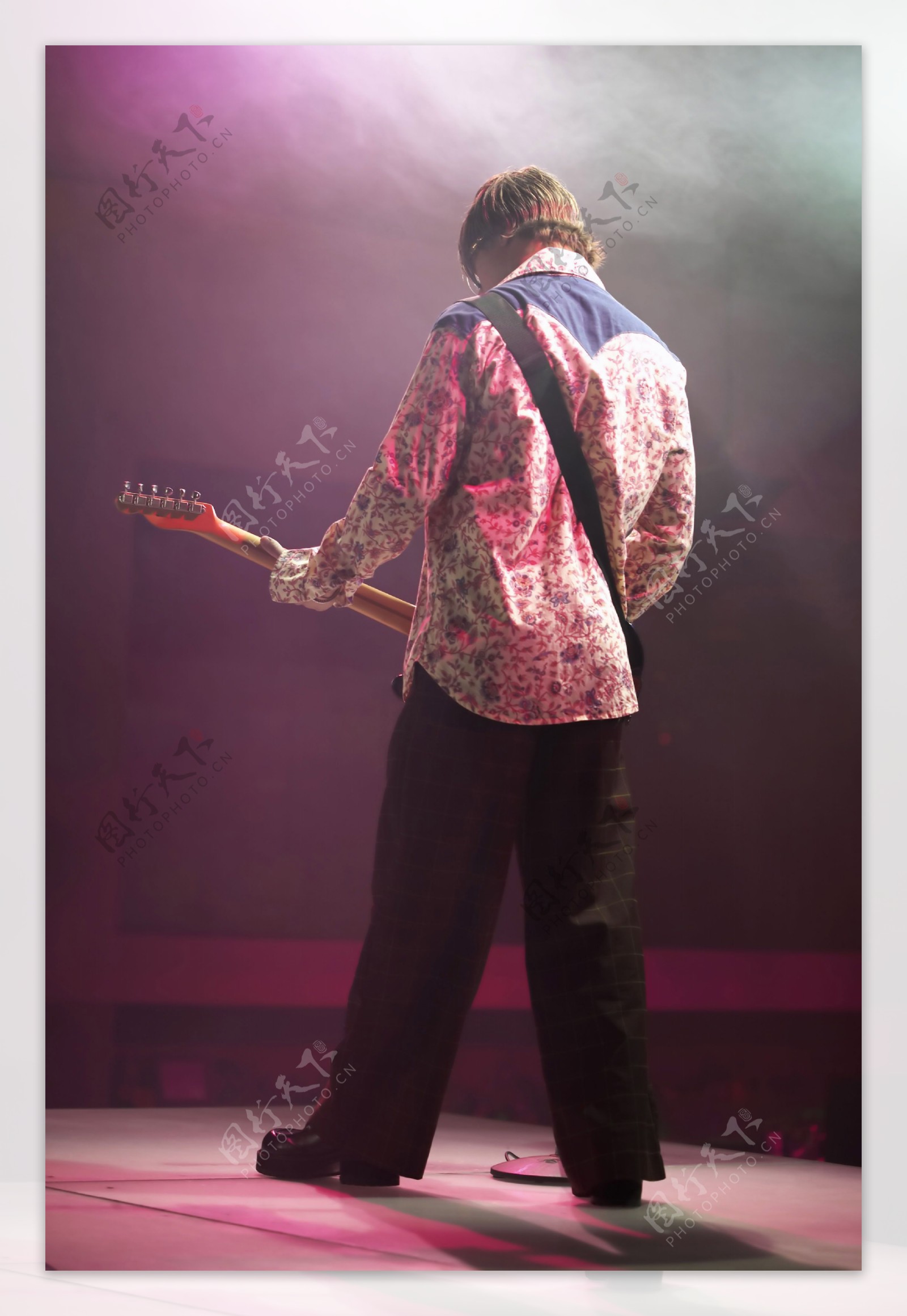 演唱会长弹吉他的男人图片