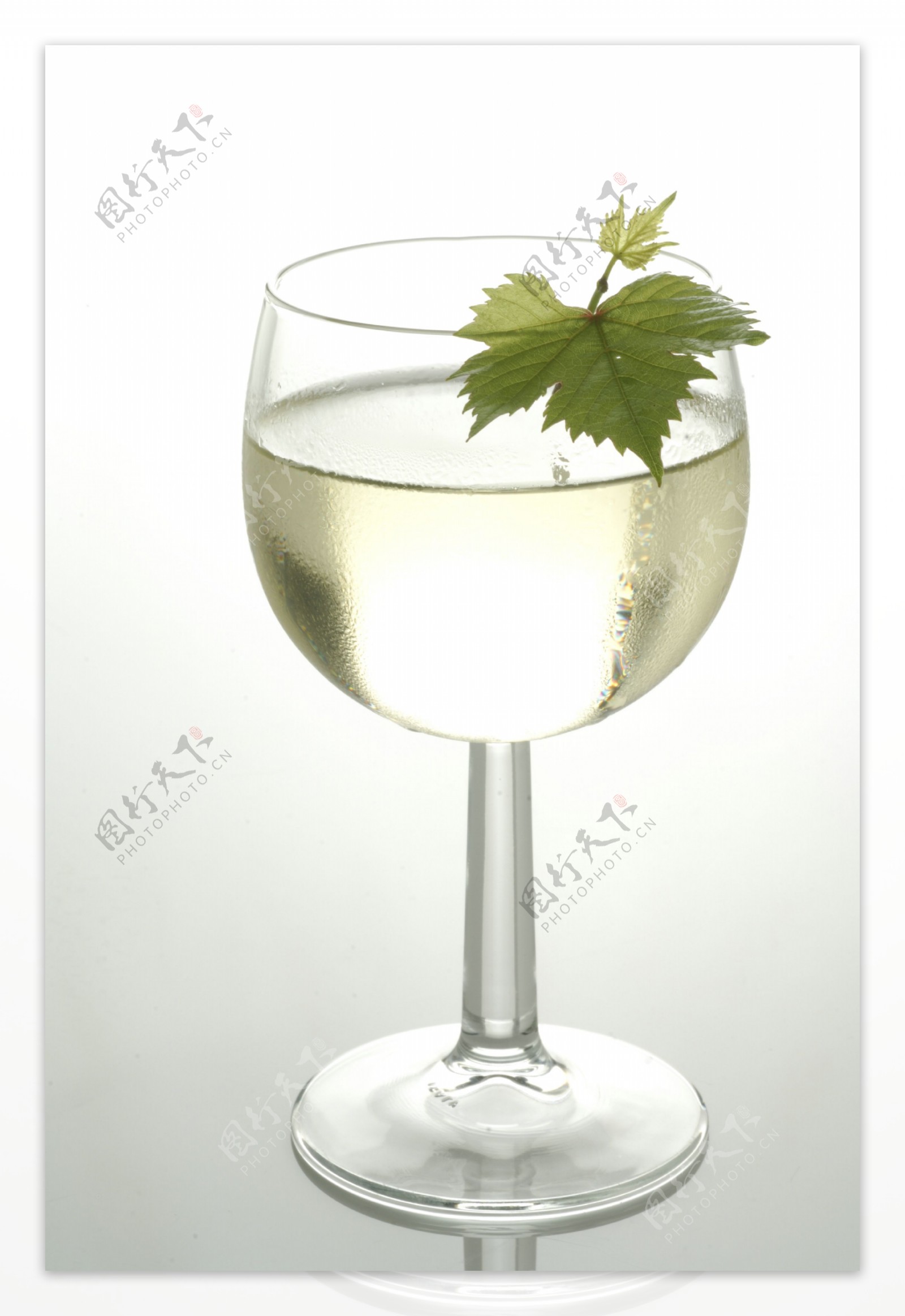 玻璃杯里的葡萄酒摄影图片