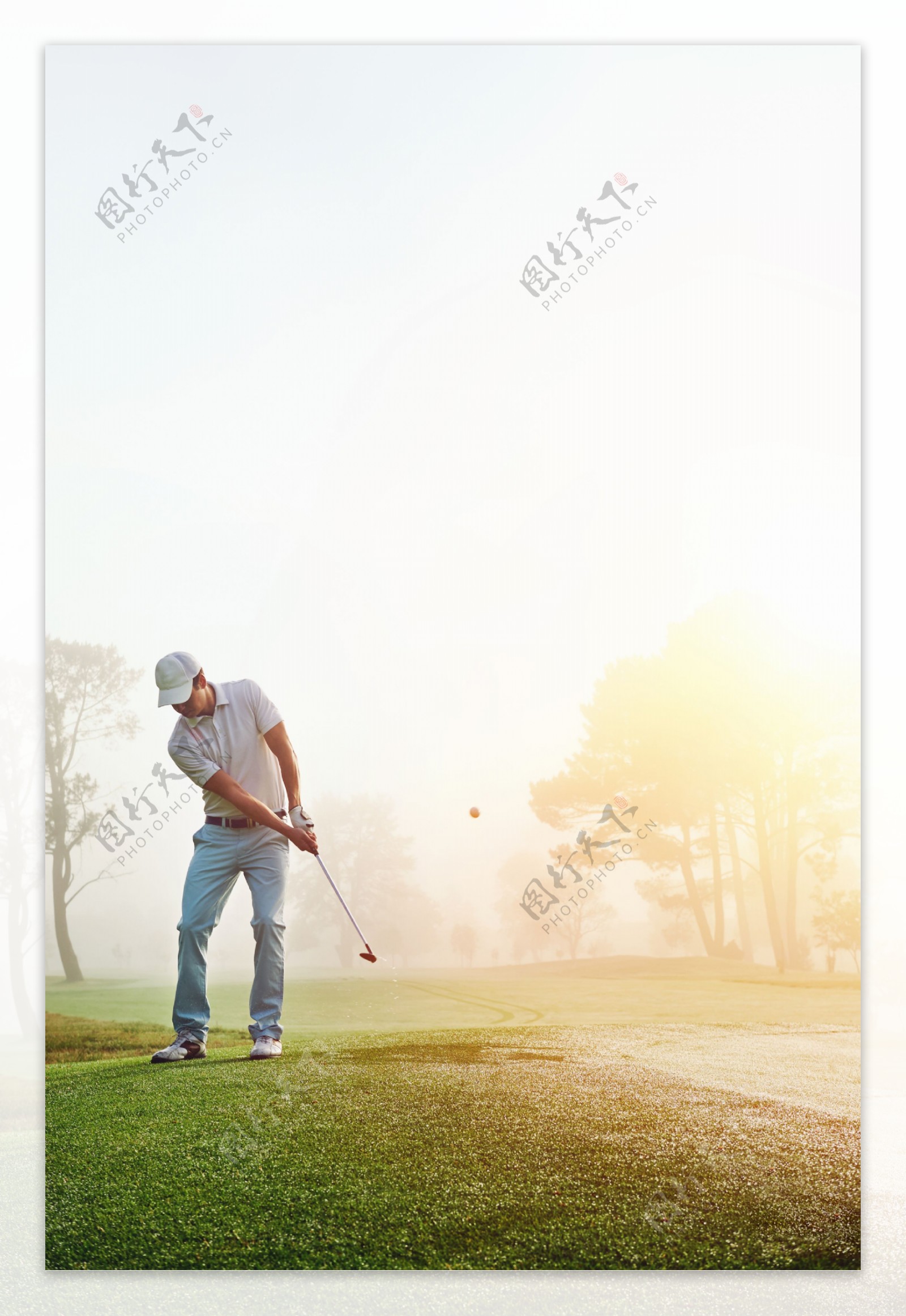 打高尔夫球的男士图片