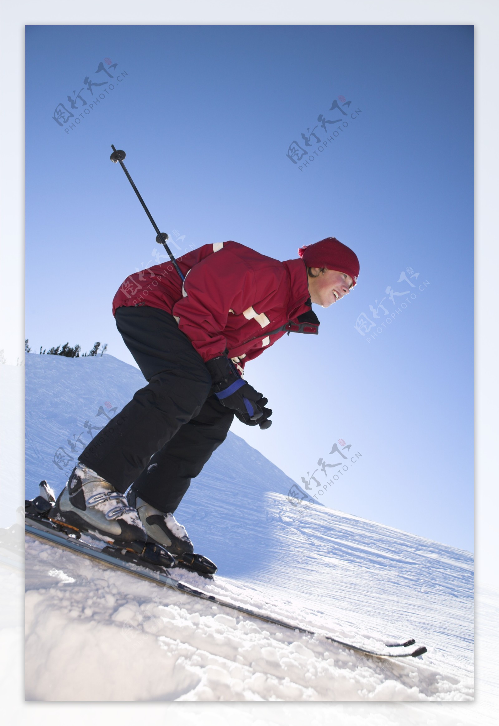 雪地上滑雪的男人图片