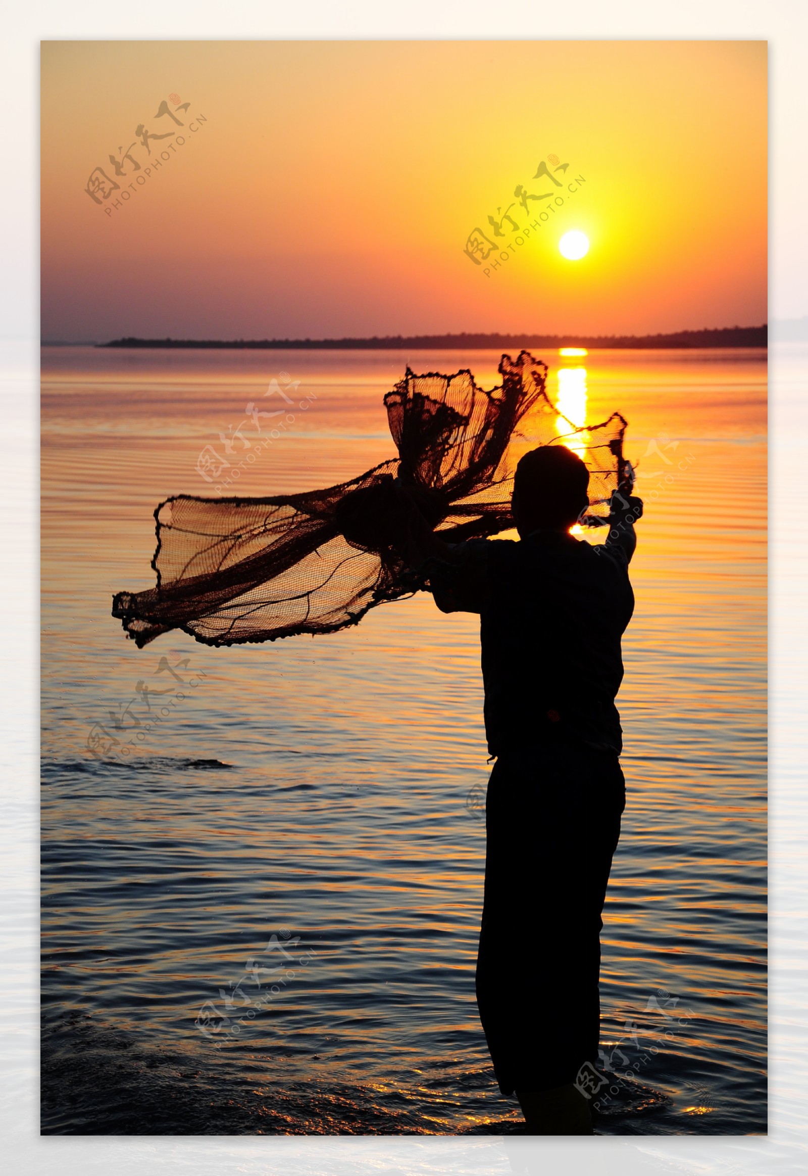 夕阳下渔翁捕鱼高清图