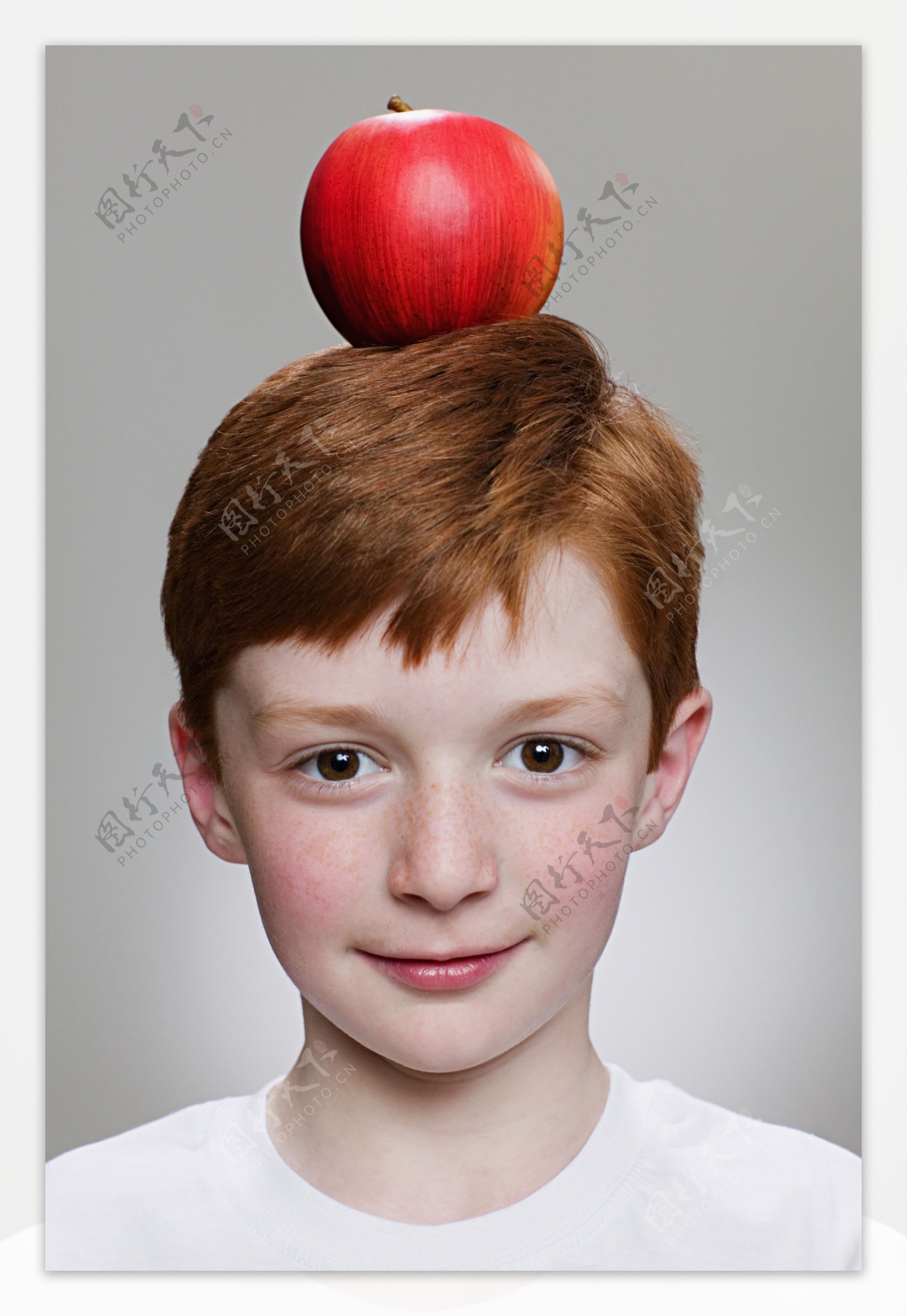 头顶红苹果的外国男孩图片