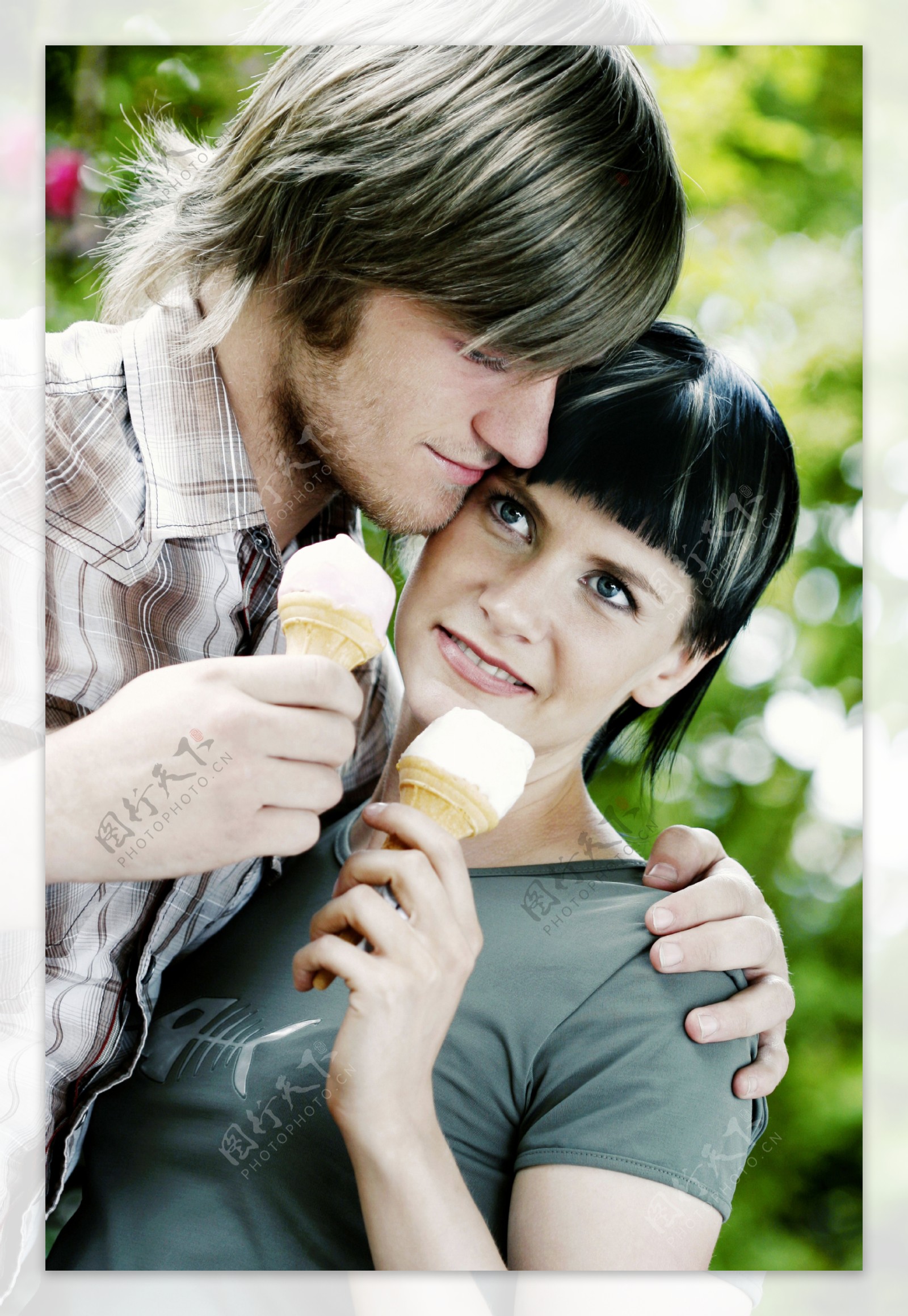 吃冰淇淋的情侣图片