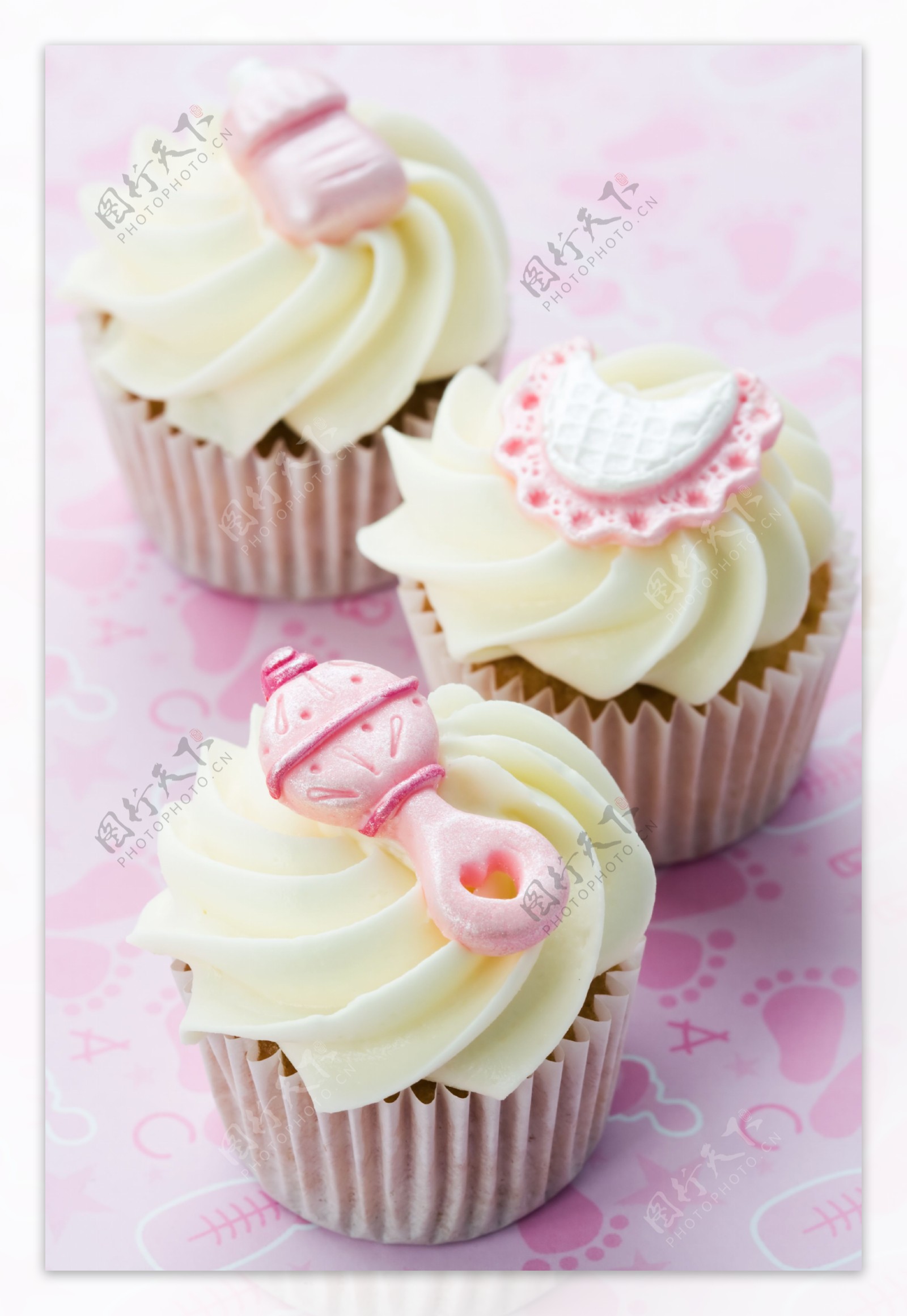 白色奶油粉色蛋糕图片