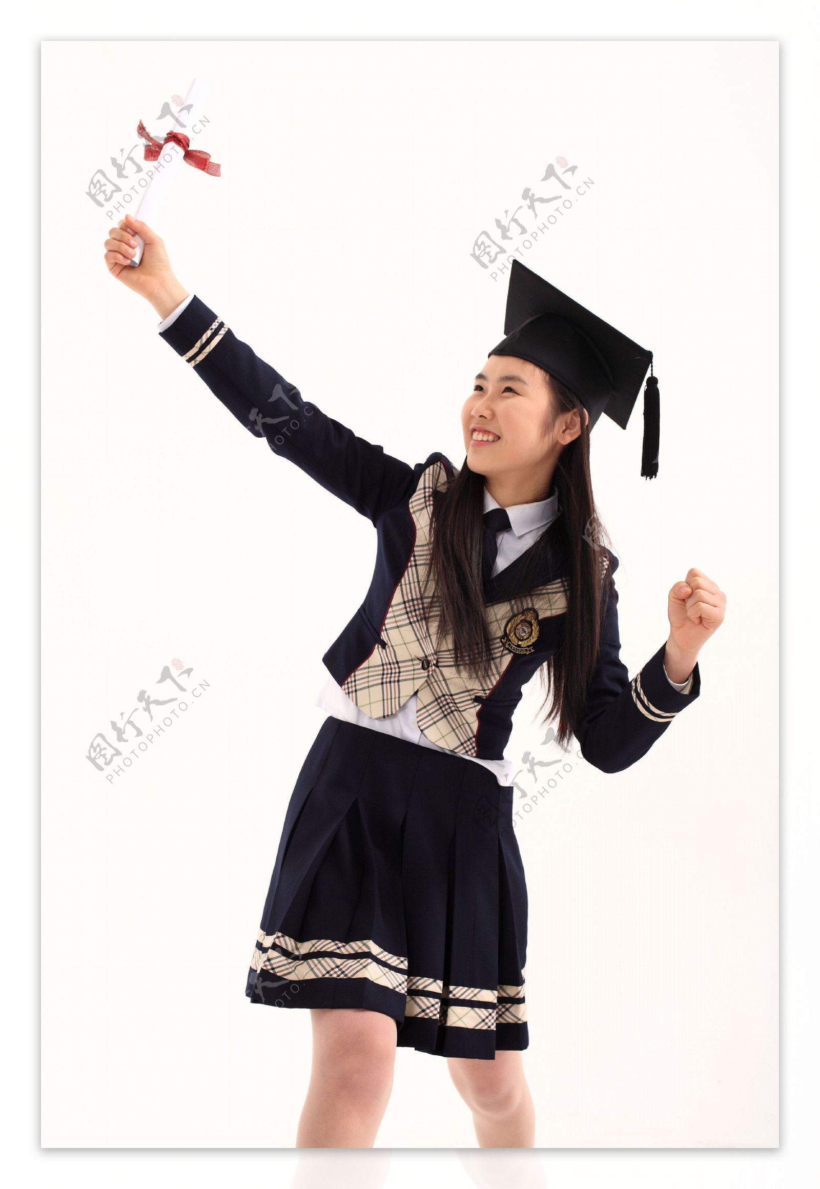 戴着博士帽手握拳头高举证书的女孩图片图片