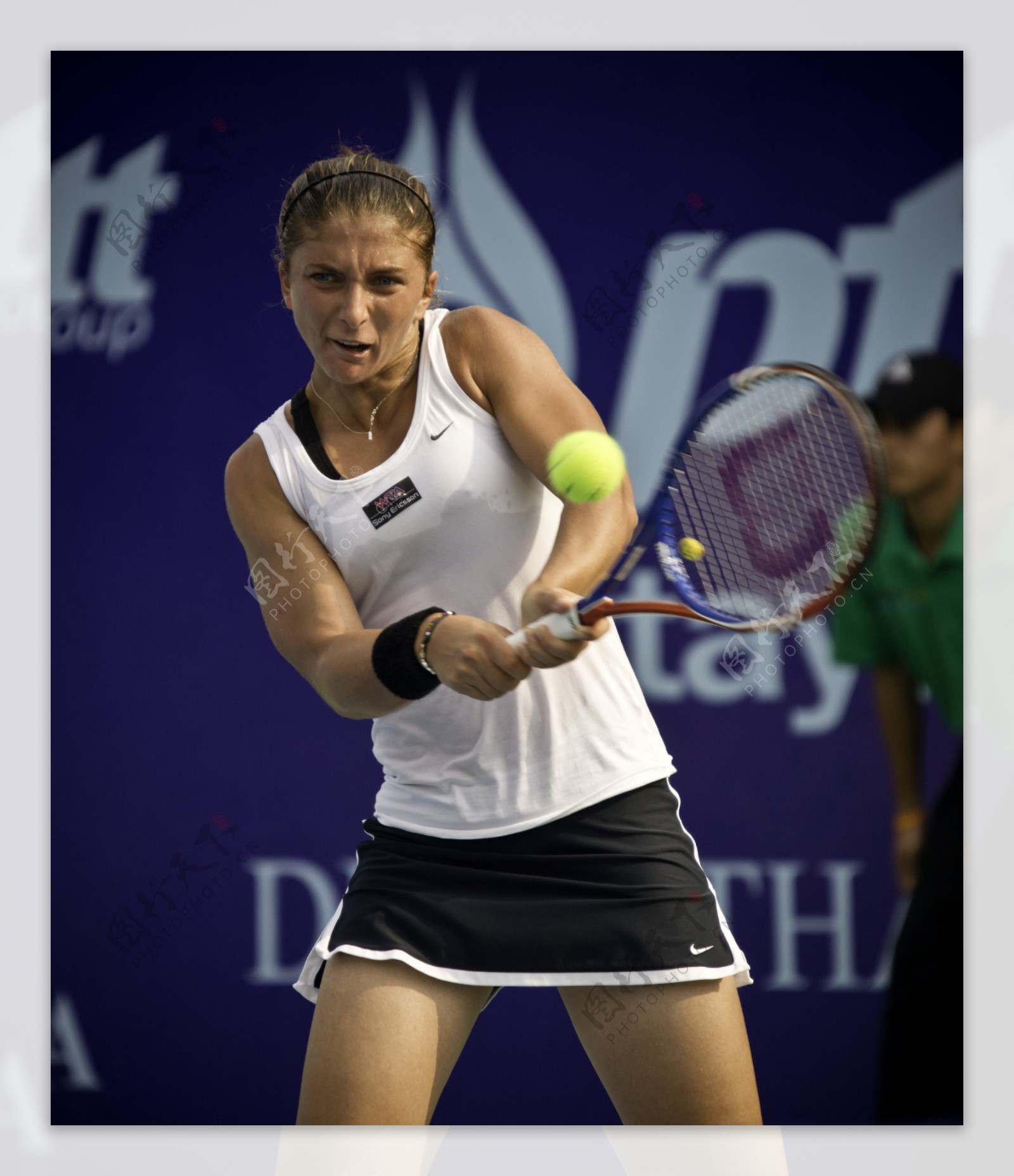 用力打网球的女运动员图片