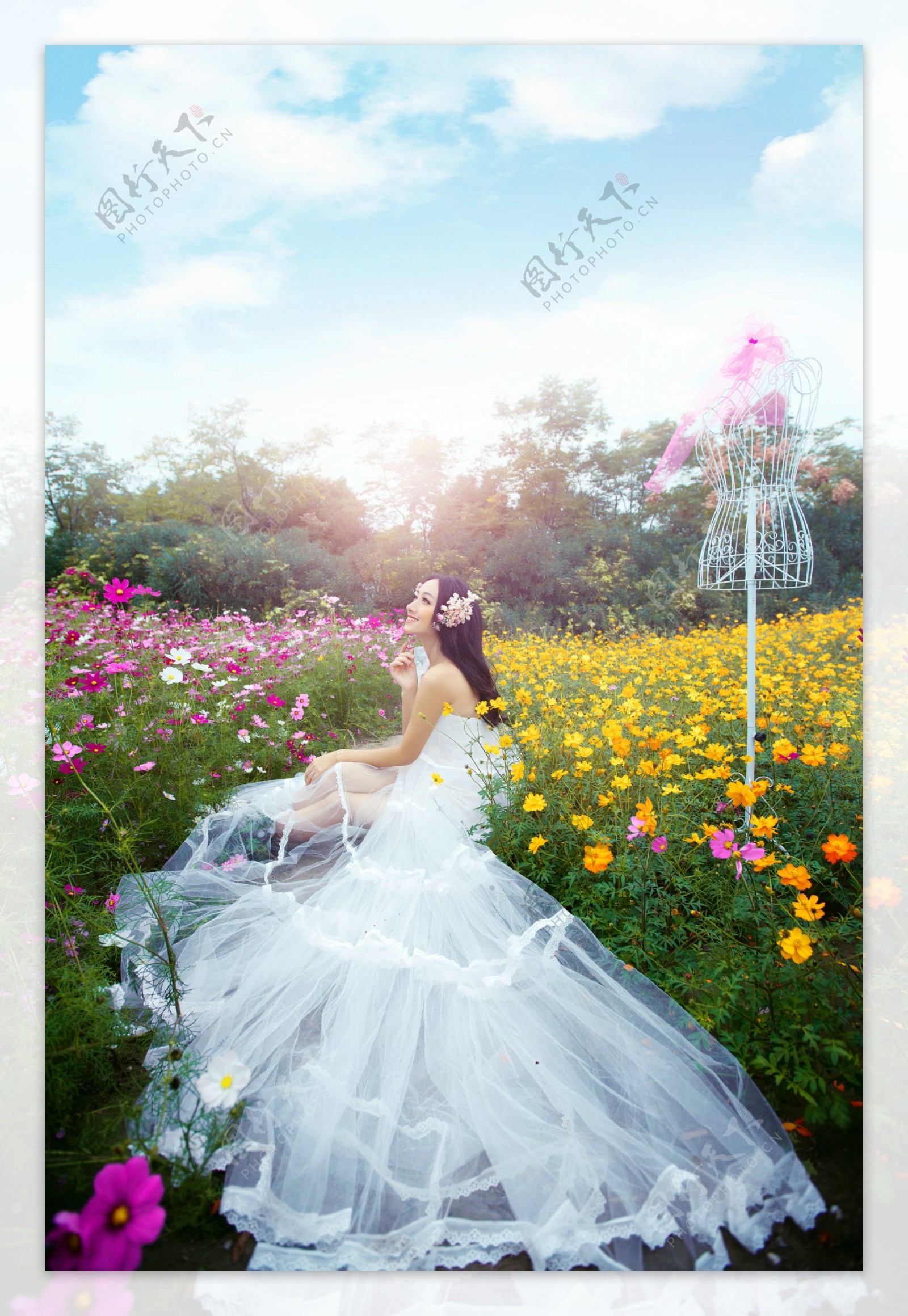 坐在花丛里的美丽新娘图片