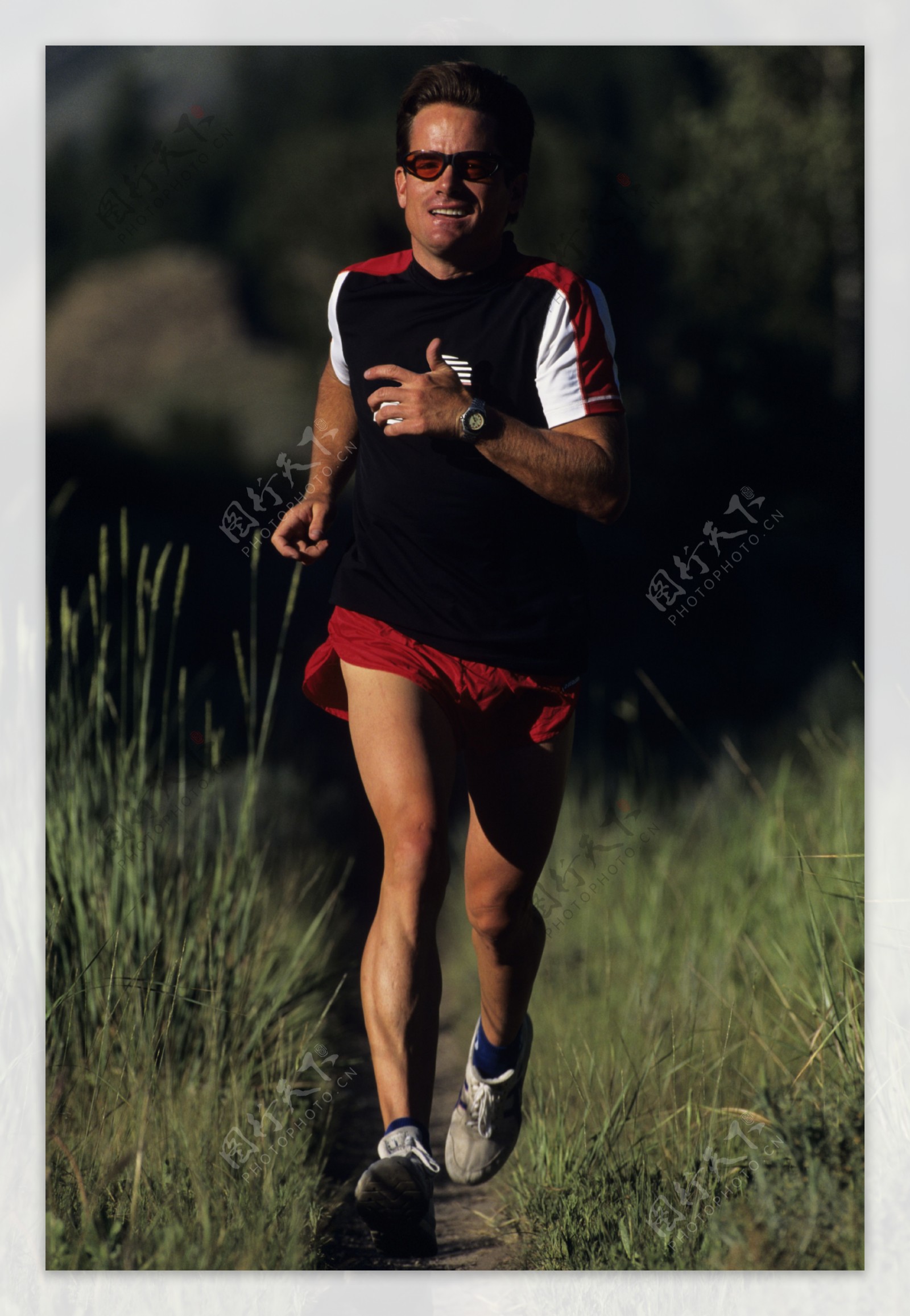野外跑步的男人图片