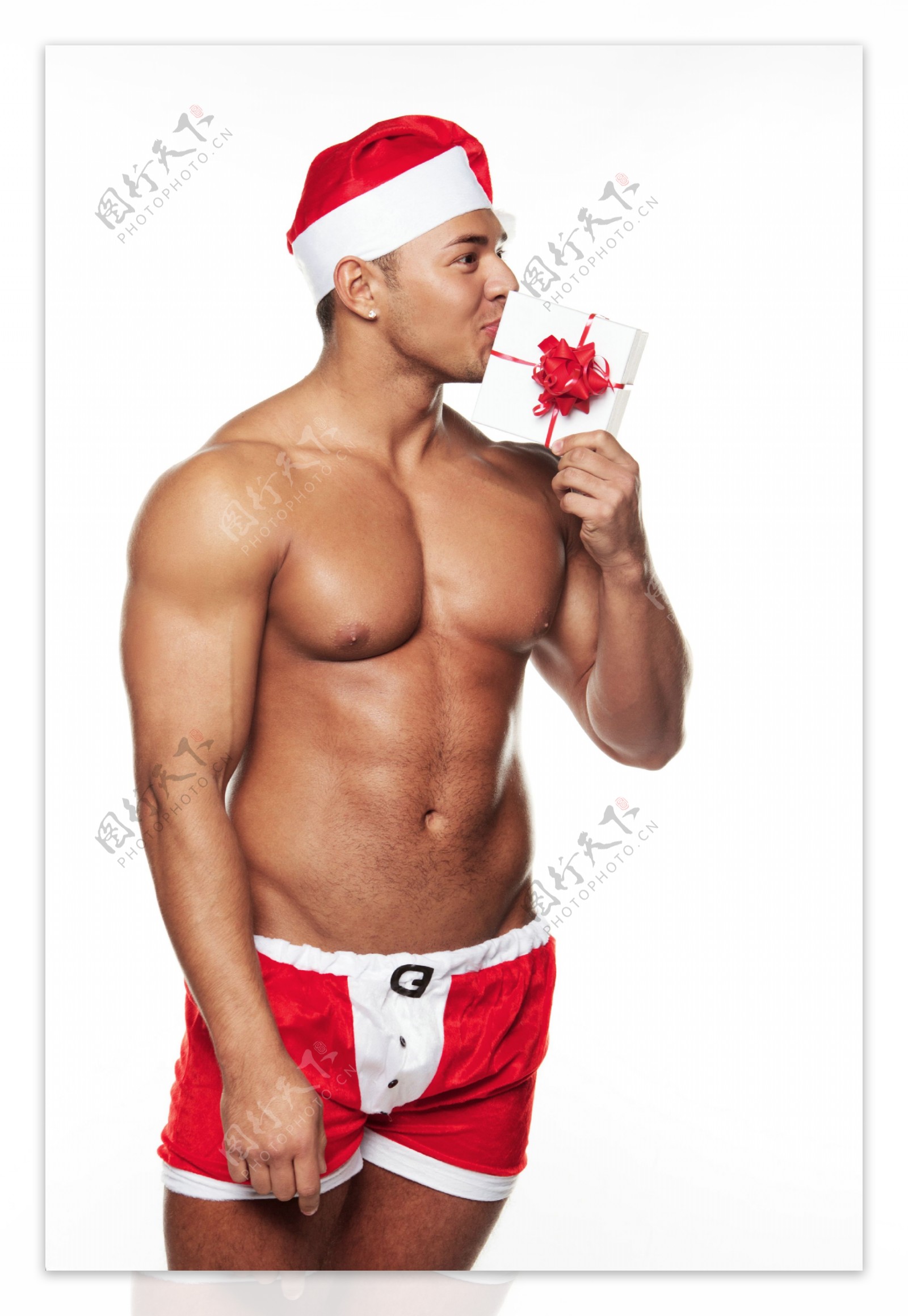 拿着圣诞礼物的肌肉男图片