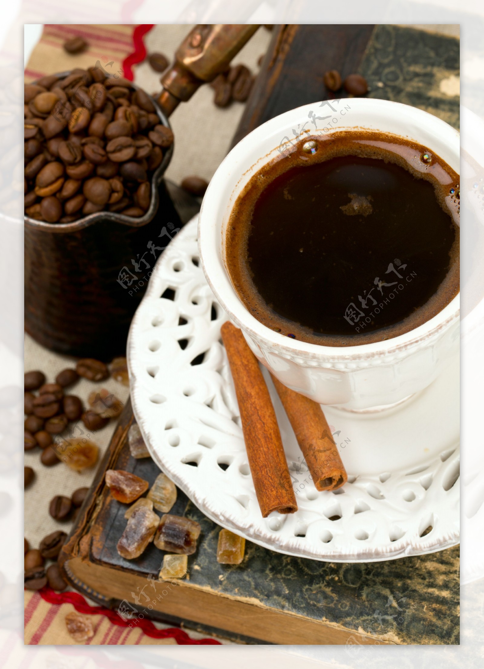 咖啡豆与黑咖啡图片
