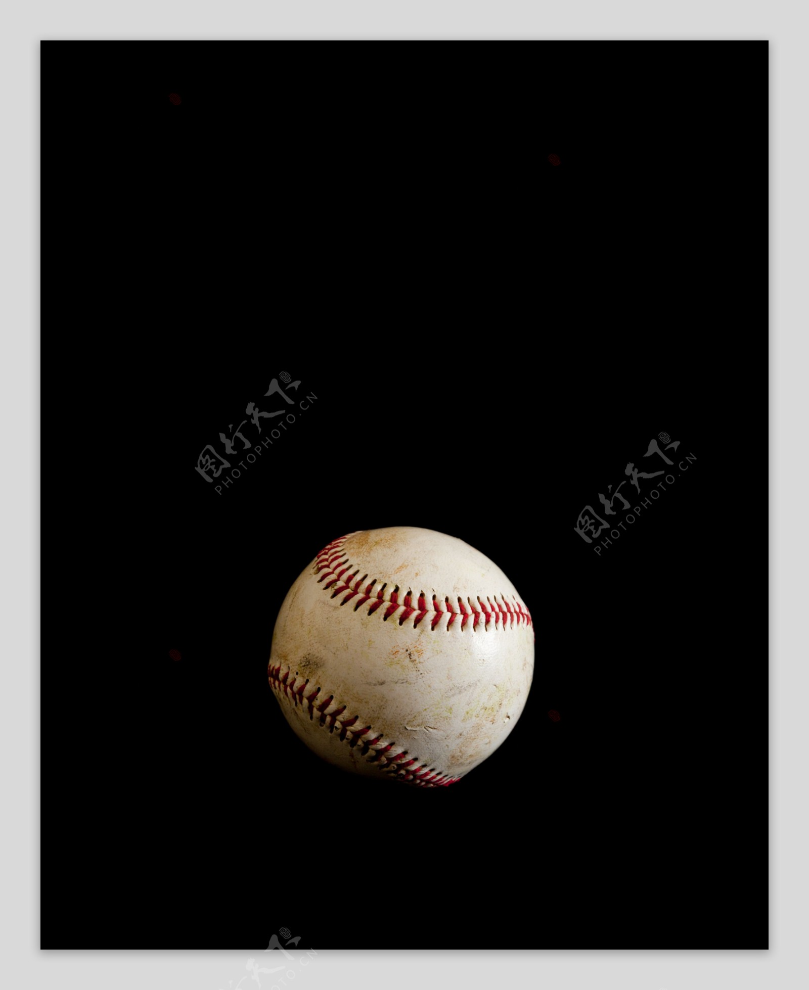 黑色背景上的一个棒球图片