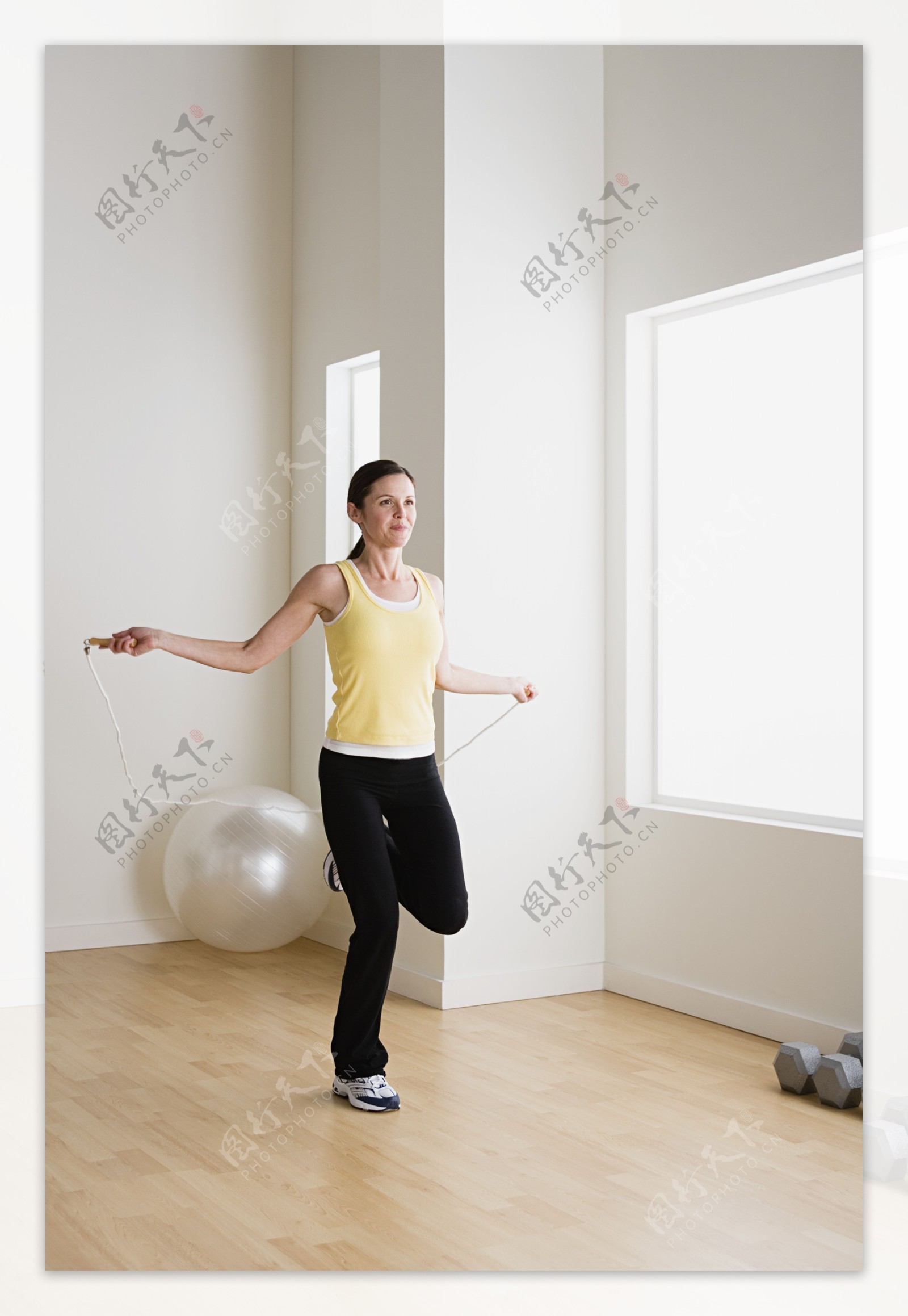 跳绳健身的女性图片