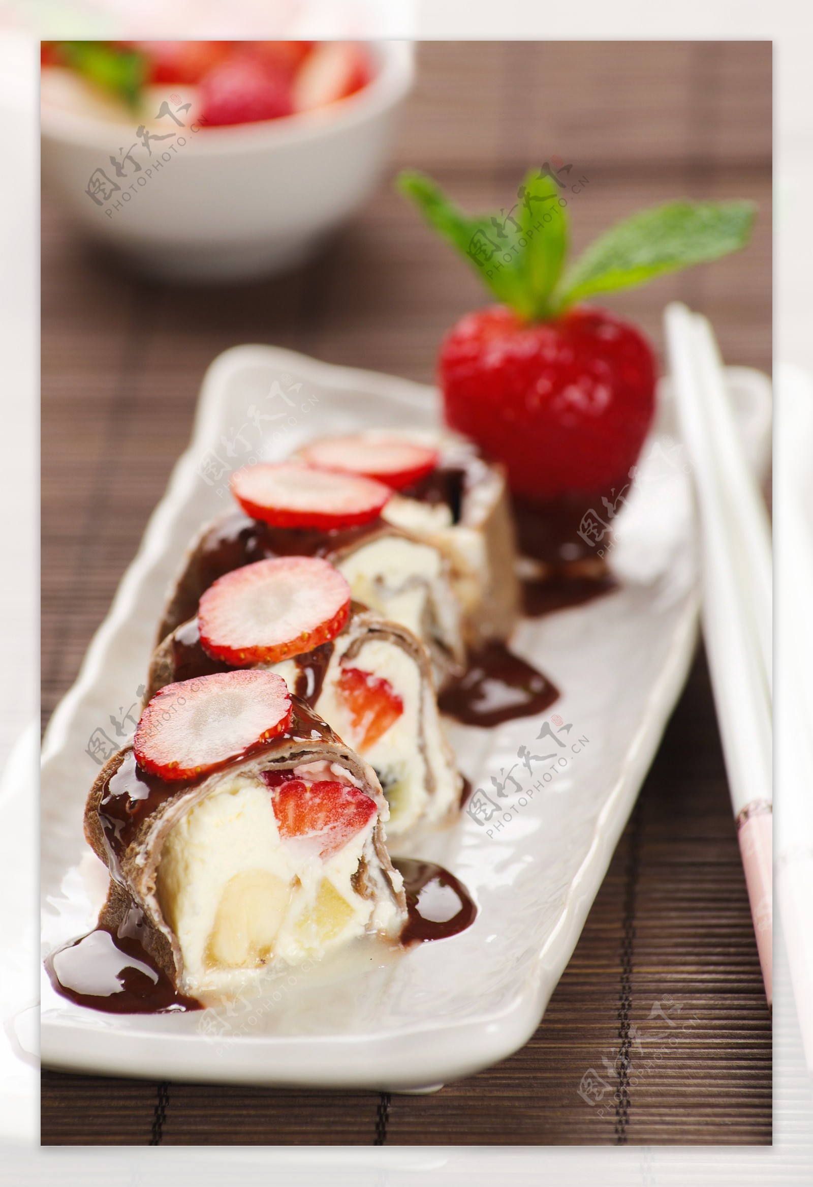 草莓水果蛋糕卷图片