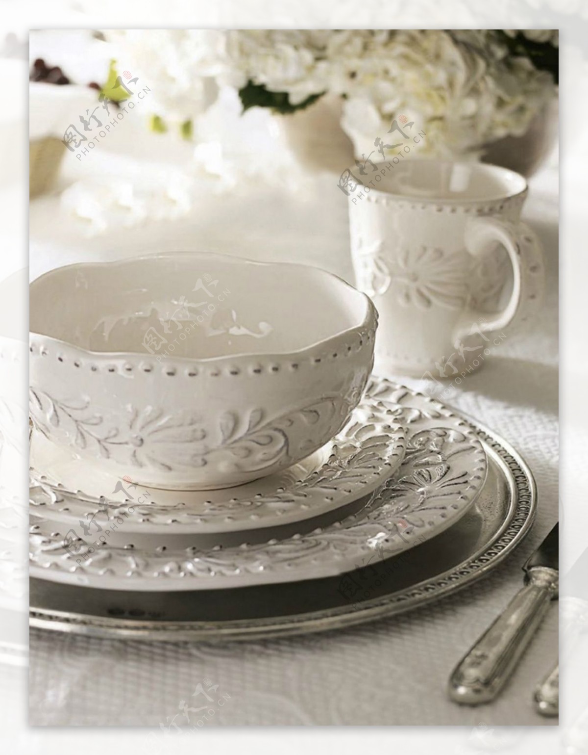 白色欧式瓷盘水杯图片