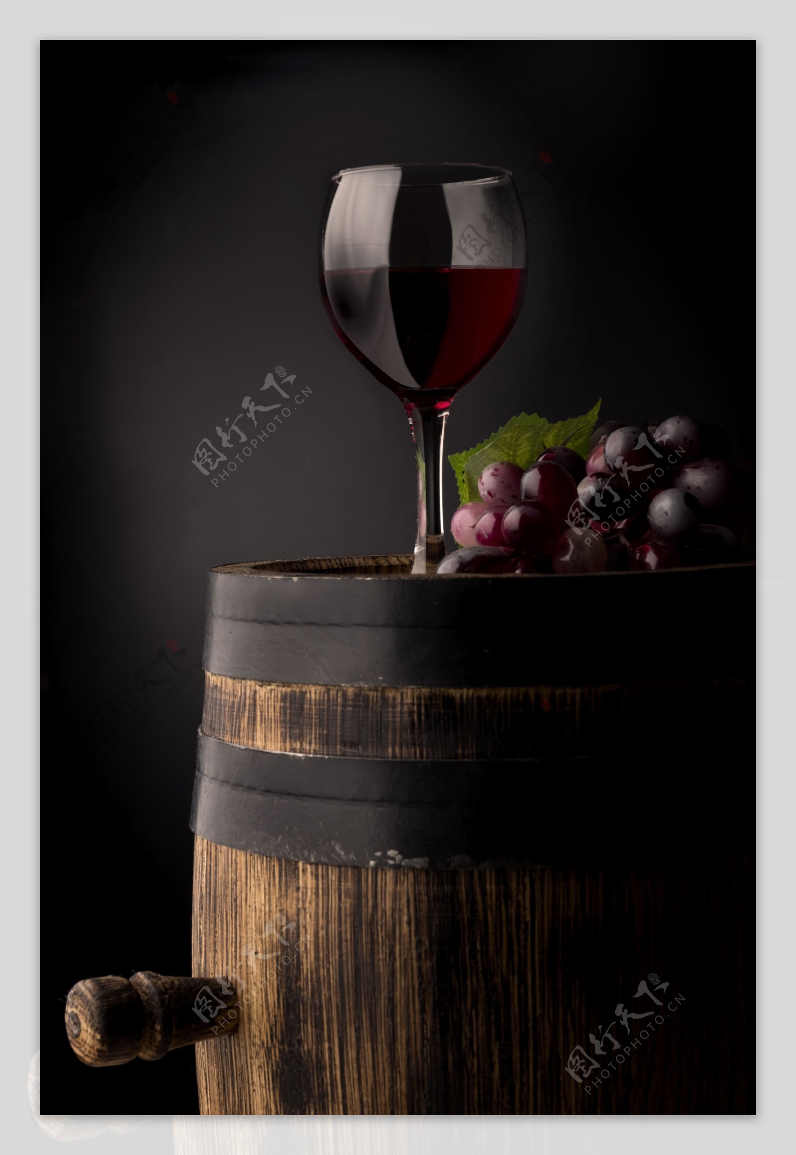 橡木桶上葡萄酒图片