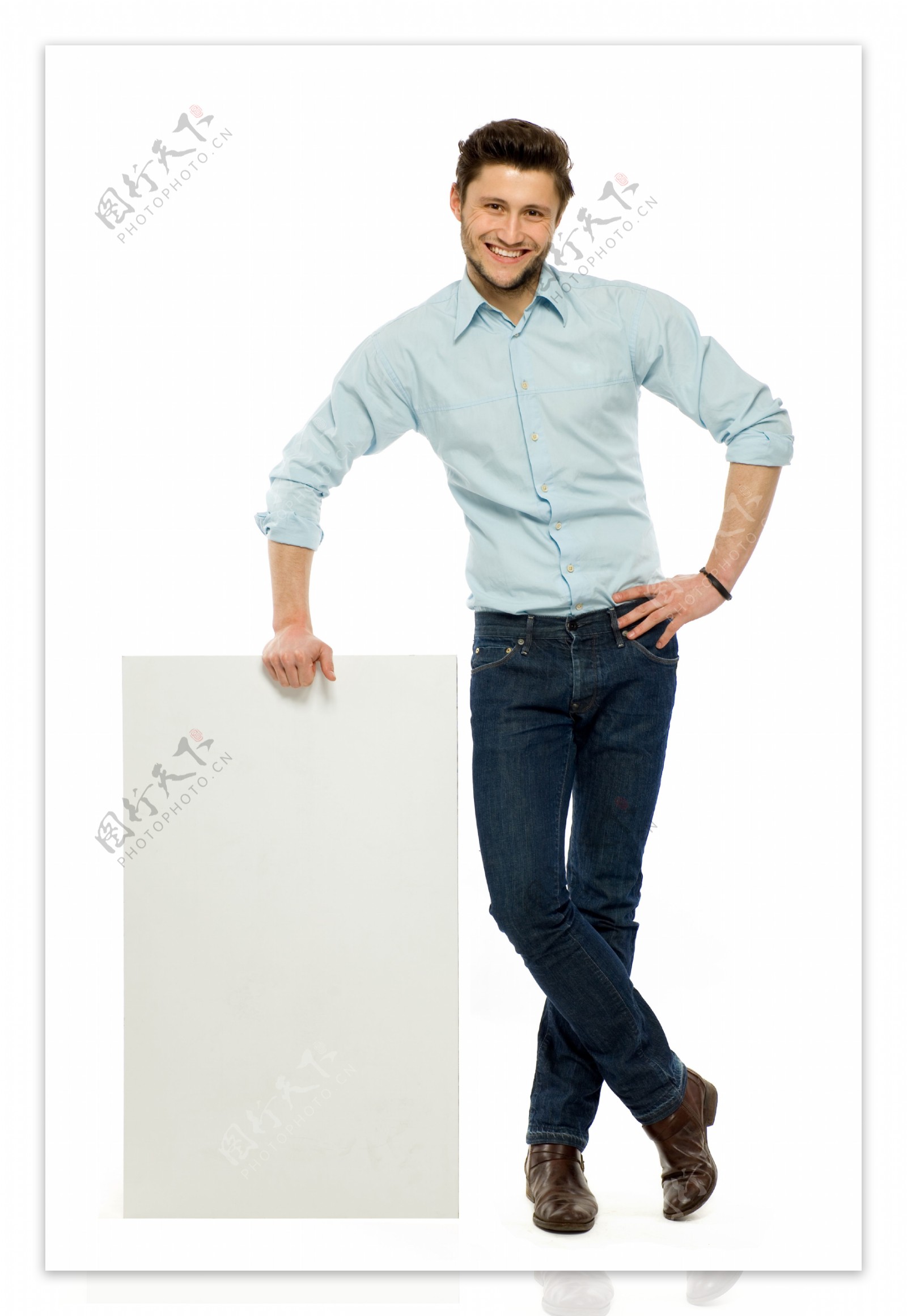 叉腰手放画板的商务男人图片