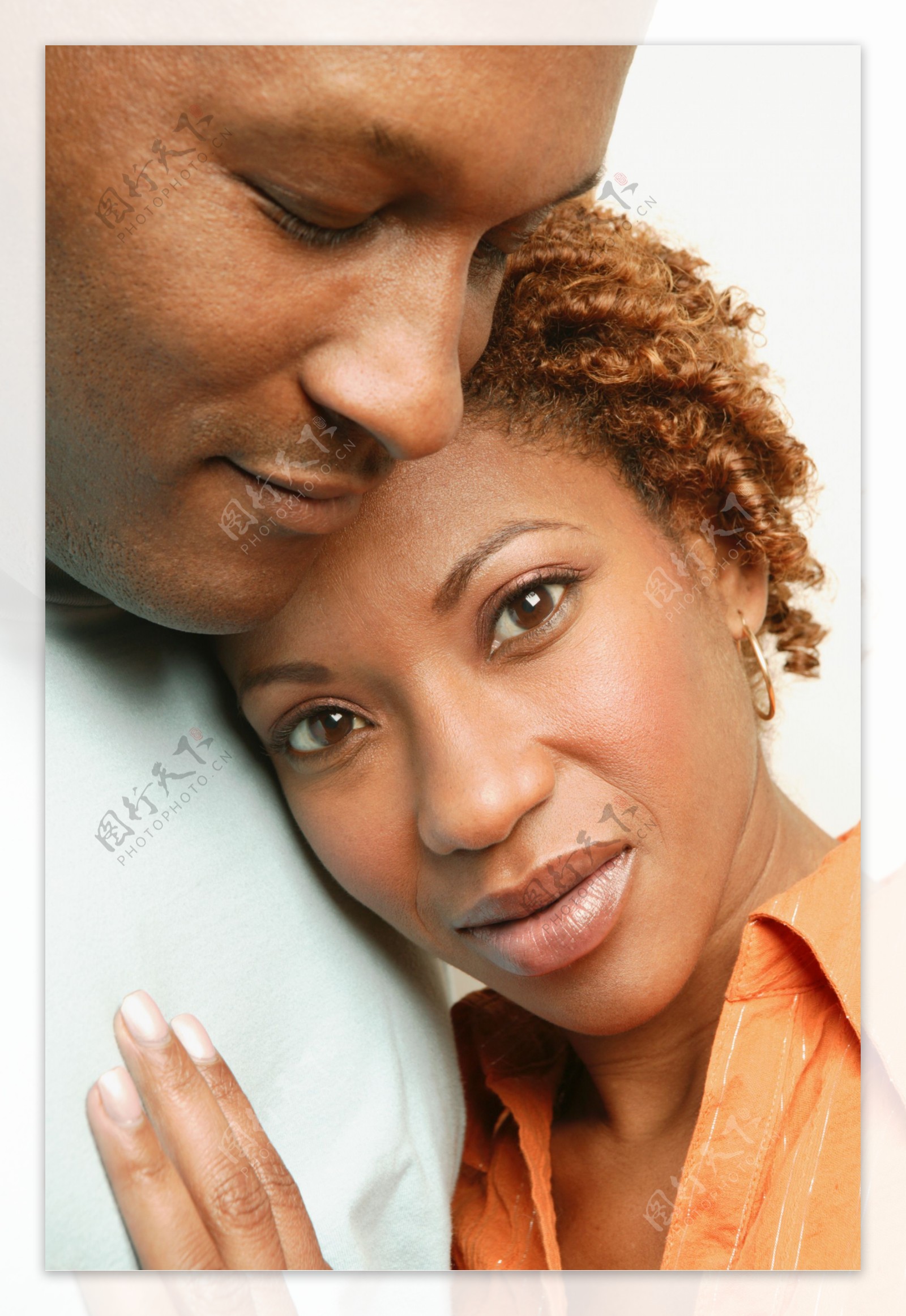 幸福相拥的黑人夫妻图片