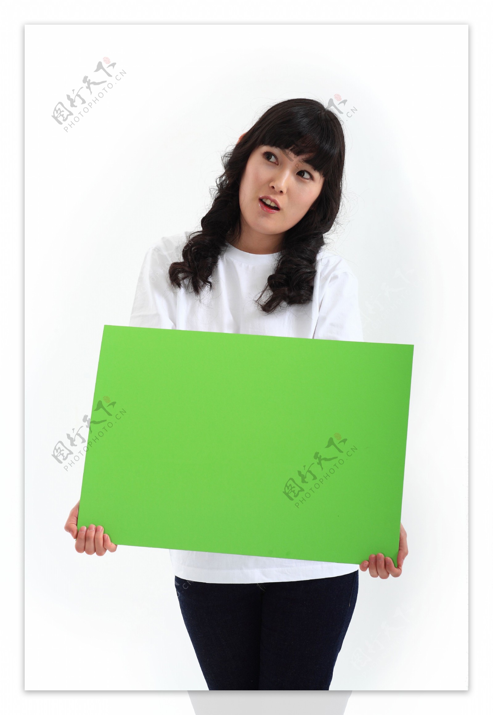 抱着绿色牌子的卷发韩国美女图片