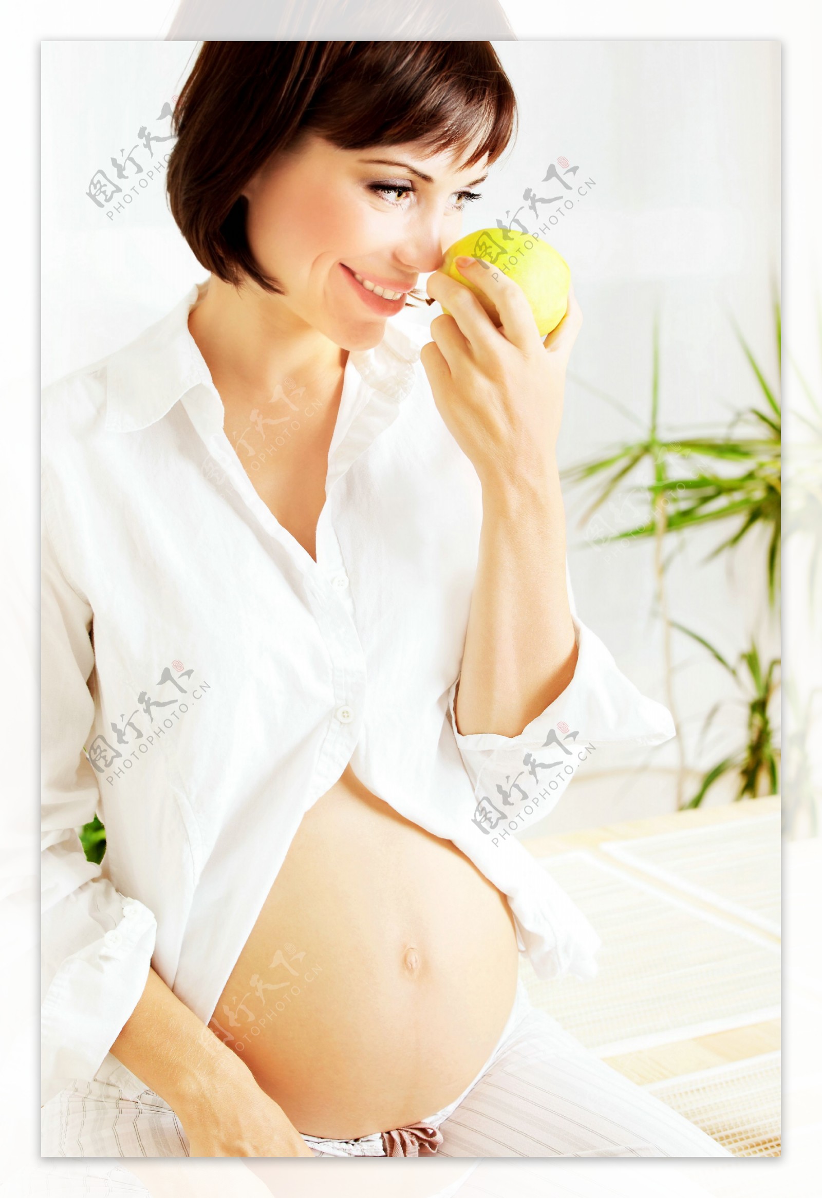 拿着水果的外国孕妇图片
