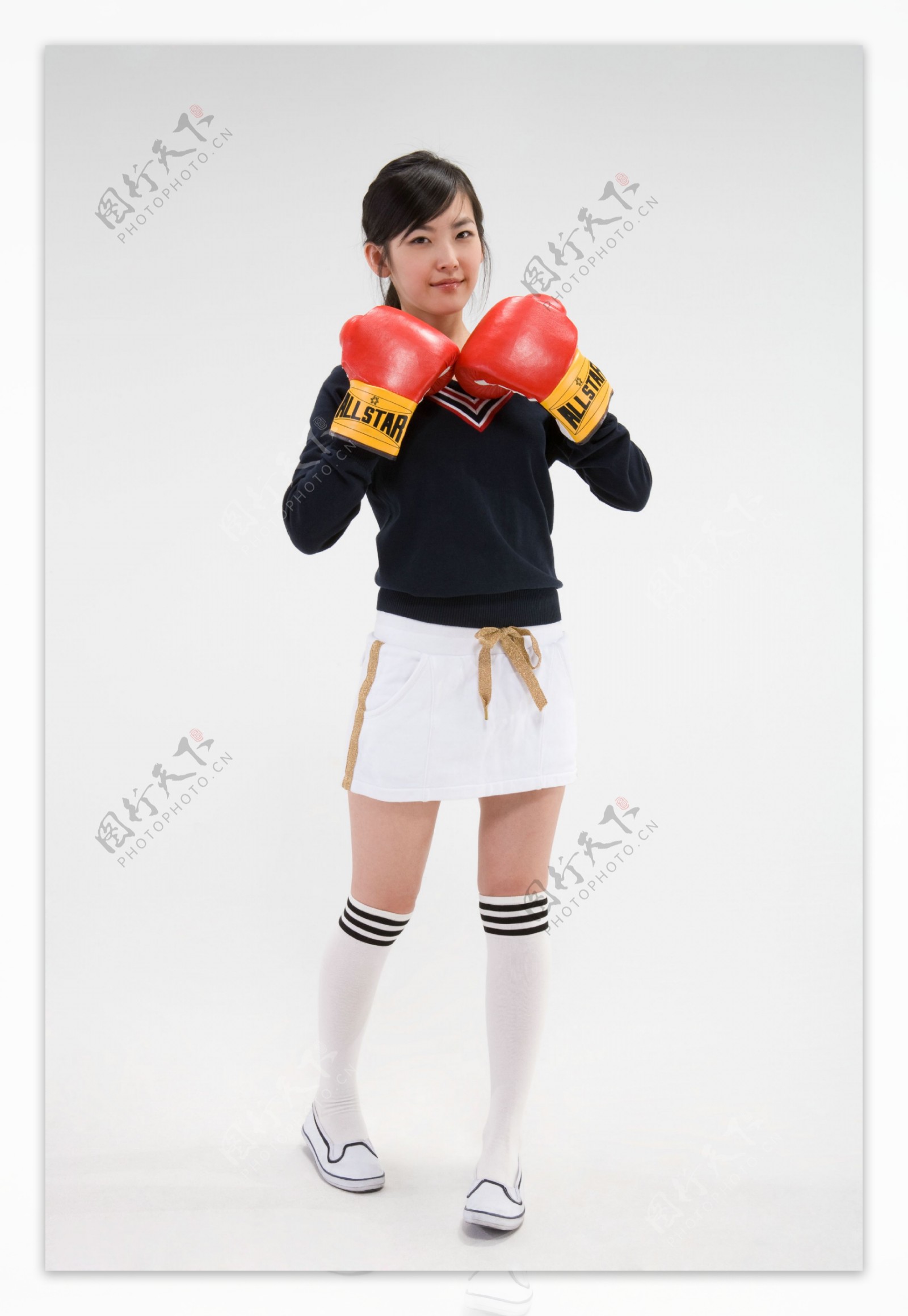 打拳击女学生图片