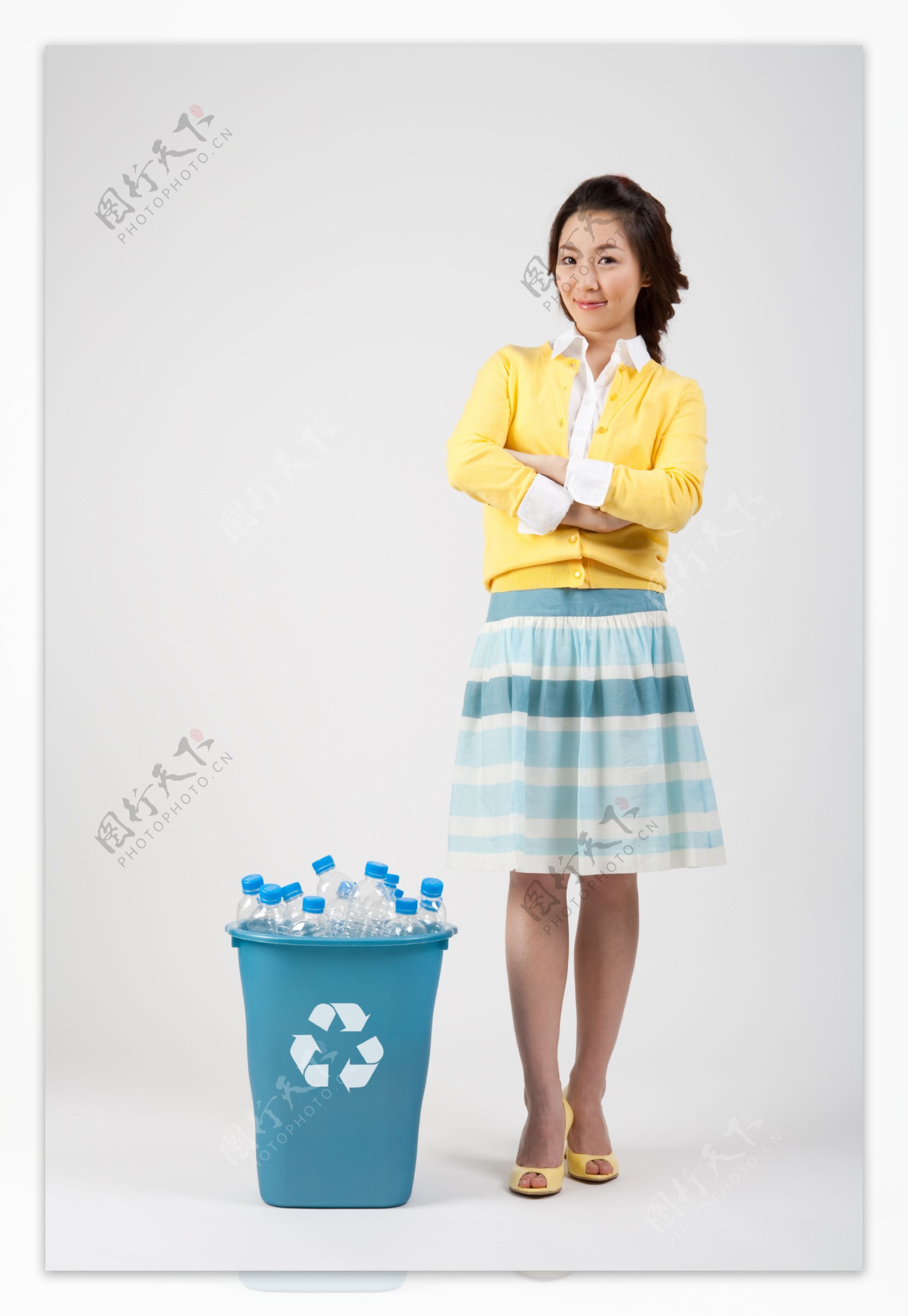垃圾桶与环保志愿者美女图片