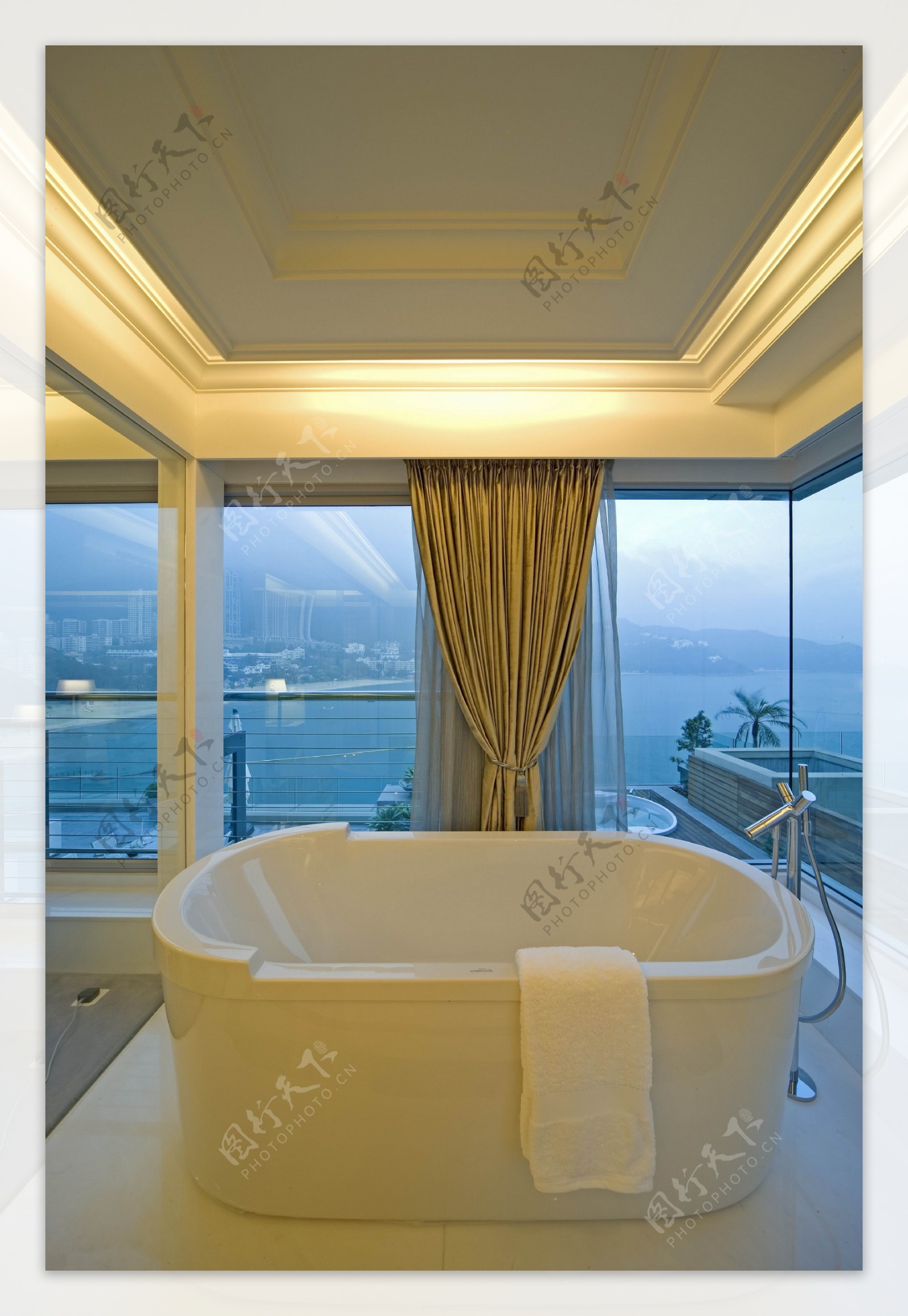 简约浴室浴缸窗户设计图