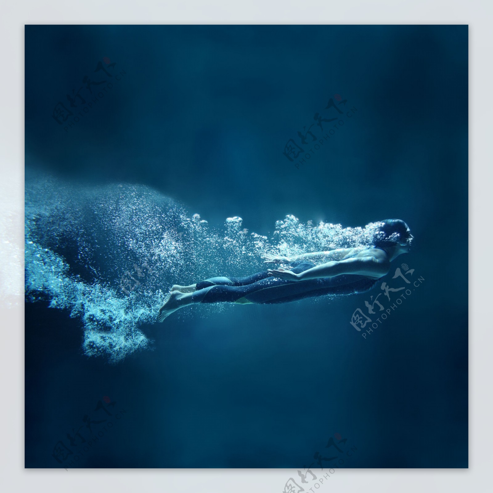 水下游泳的运动员图片