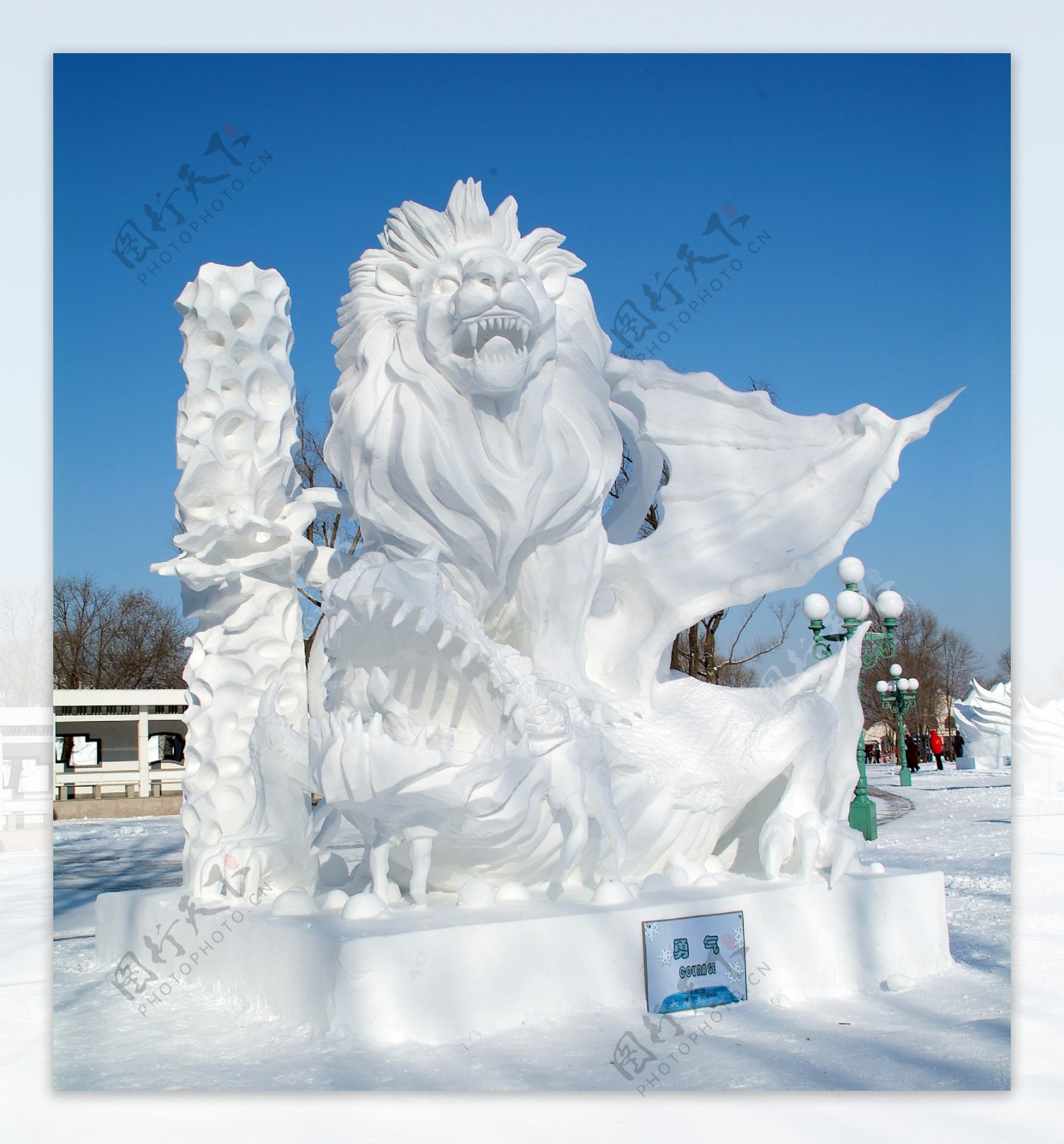 雪雕狮子图片