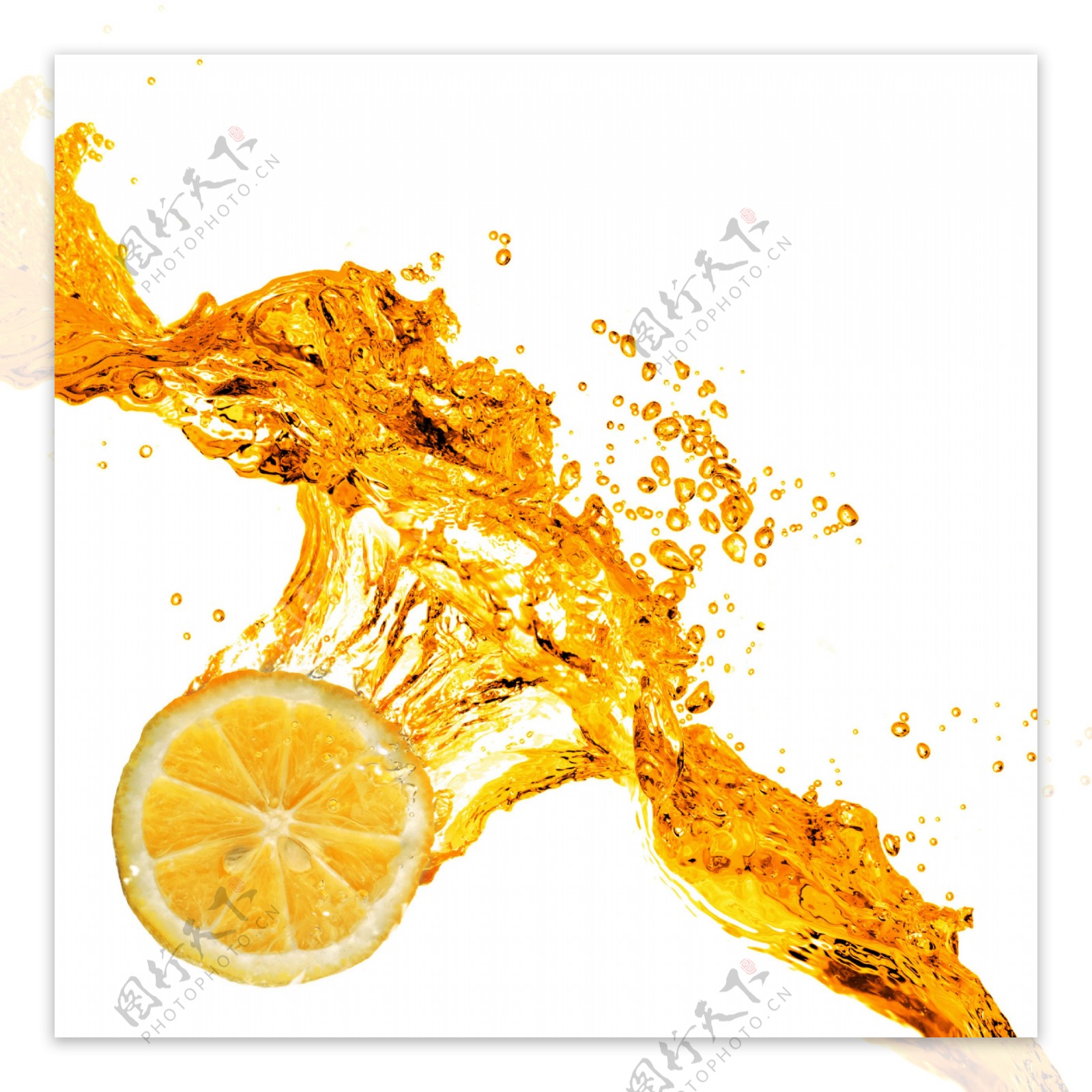 黄色水面下的柠檬片图片