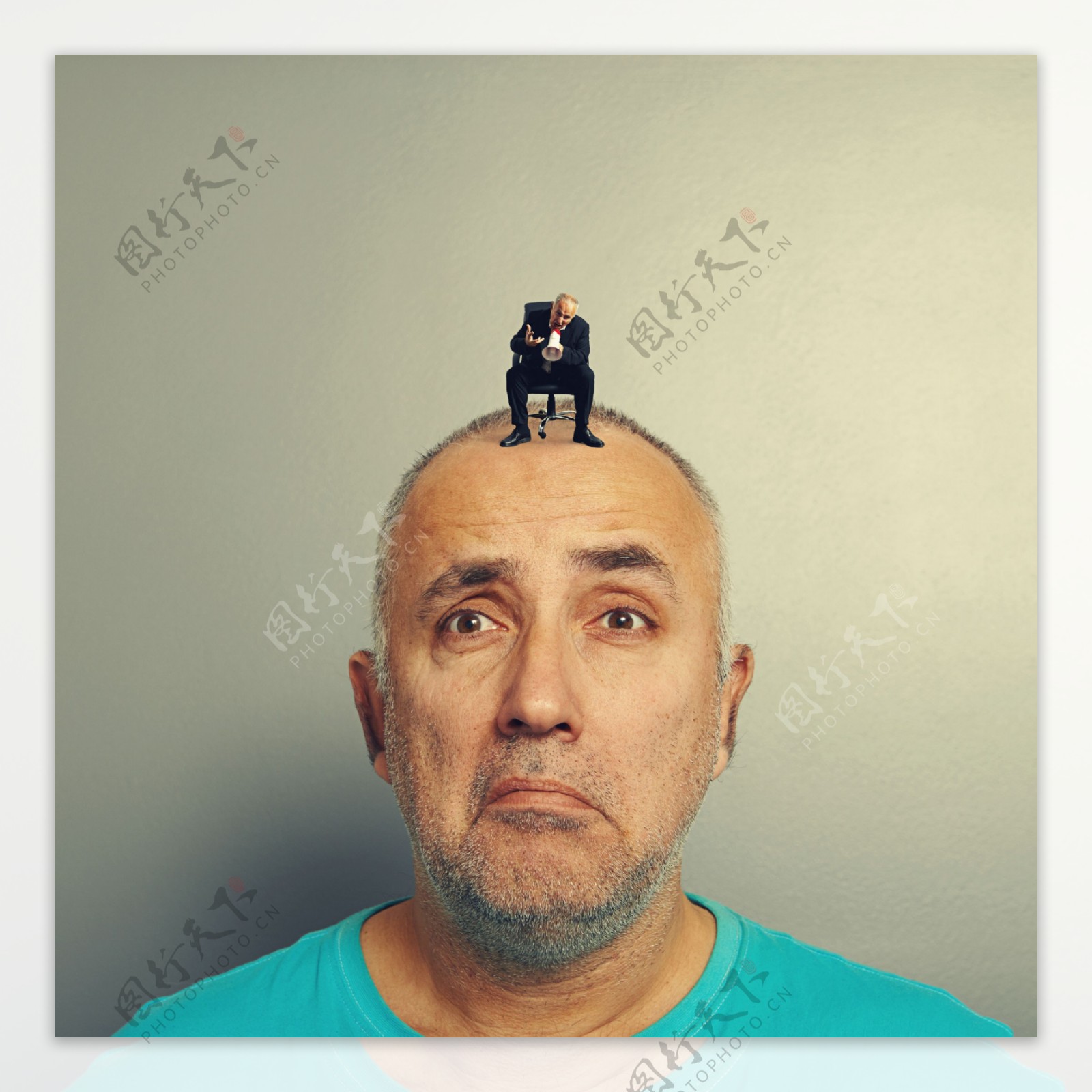 老板坐在男人的头顶发怒图片