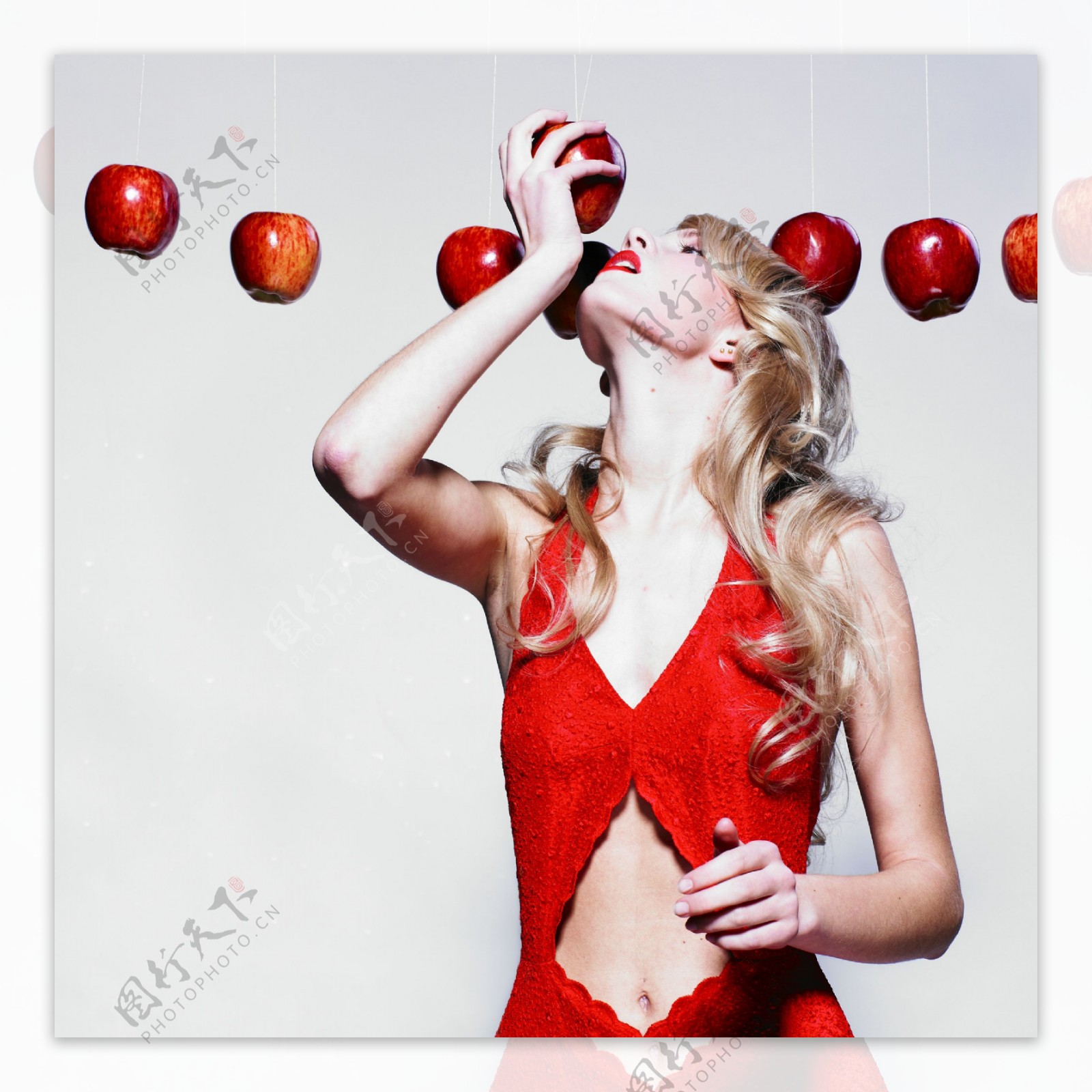 红苹果与红衣美女图片