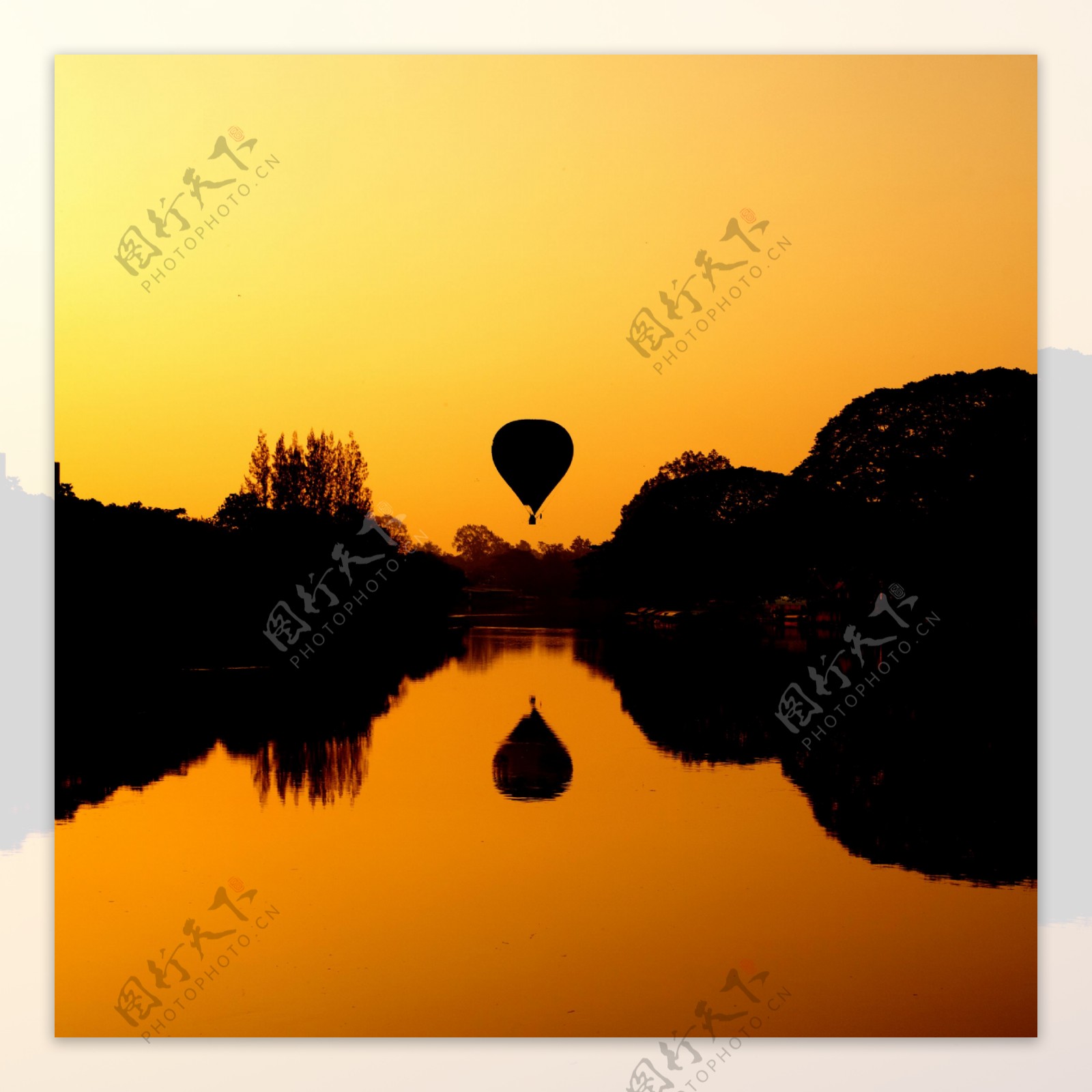 黄昏风景与热气球图片